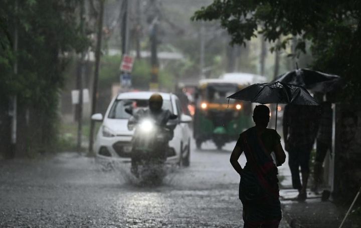 ചക്രവാതച്ചുഴിയും ന്യൂനമർദ്ദപ്പാത്തിയും; ശക്തമായ മഴയ്ക്കൊപ്പം കാറ്റിനും ഇടിമിന്നലിനും സാധ്യത, ഒൻപത് ജില്ലകളിൽ യെല്ലോ അലർട്ട്