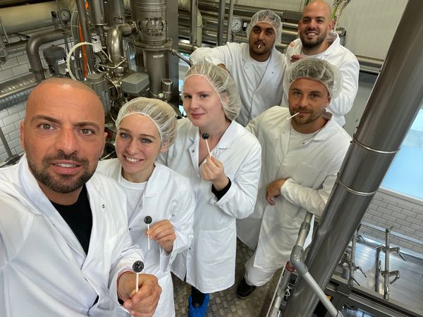 Der erste Drink als Lolly.   Startup aus Willich macht den Süßwaren Markt rund.