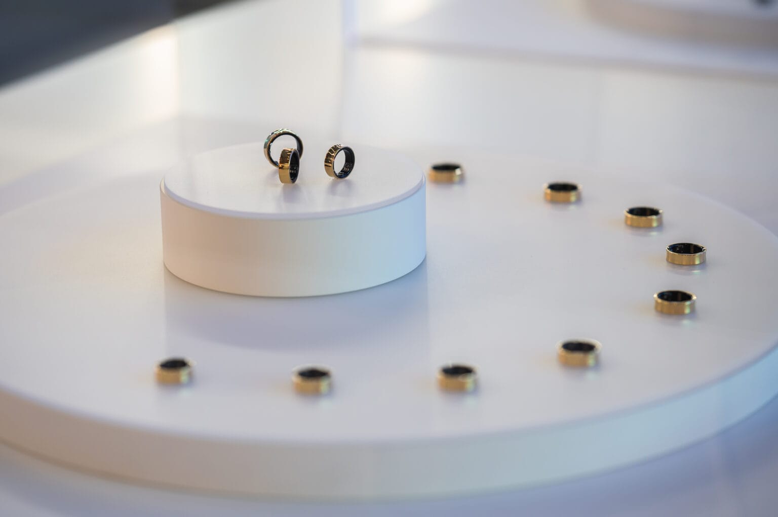 Der Samsung Galaxy Ring in unterschiedlichen Farben und Grössen