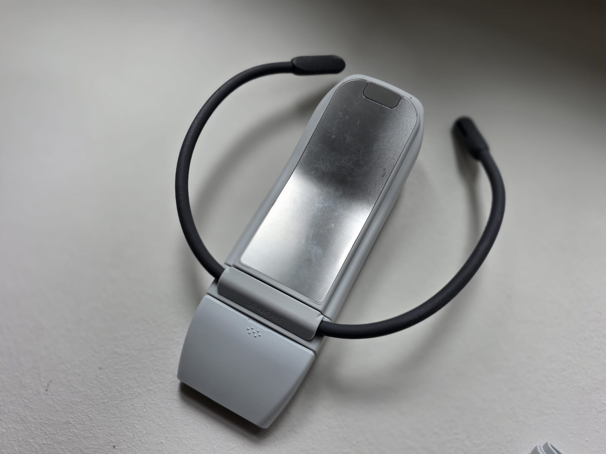 Nein, an mir hat sich keine Drohne festgesaugt. Das ist ein sogenanntes Thermogerät von Sony. | Bild: vybe