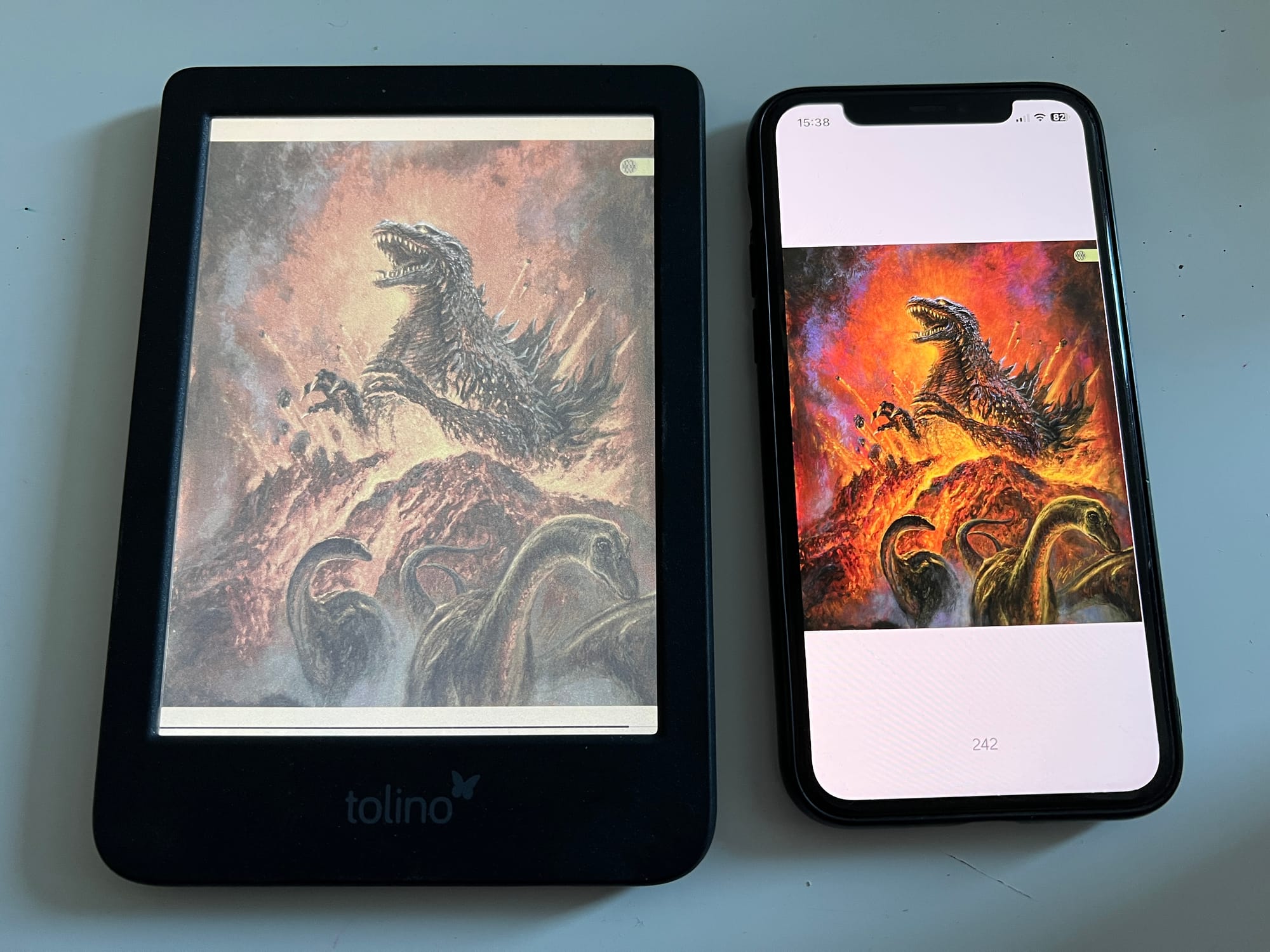Ziemlicher Unterschied: Links die Farbgebung des Tolino Shine Color, rechts diejenige der Tolino-App auf dem iPhone.