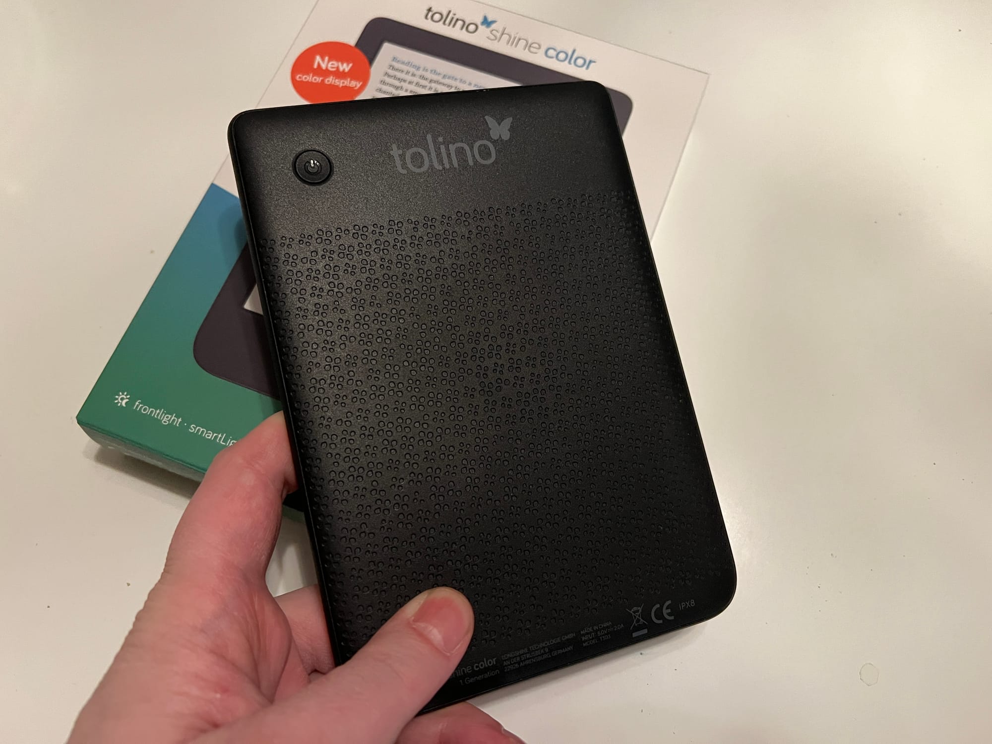 Der Einschaltknopf des Tolino Shine Color befindet sich oben auf der Rückseite des Geräts.