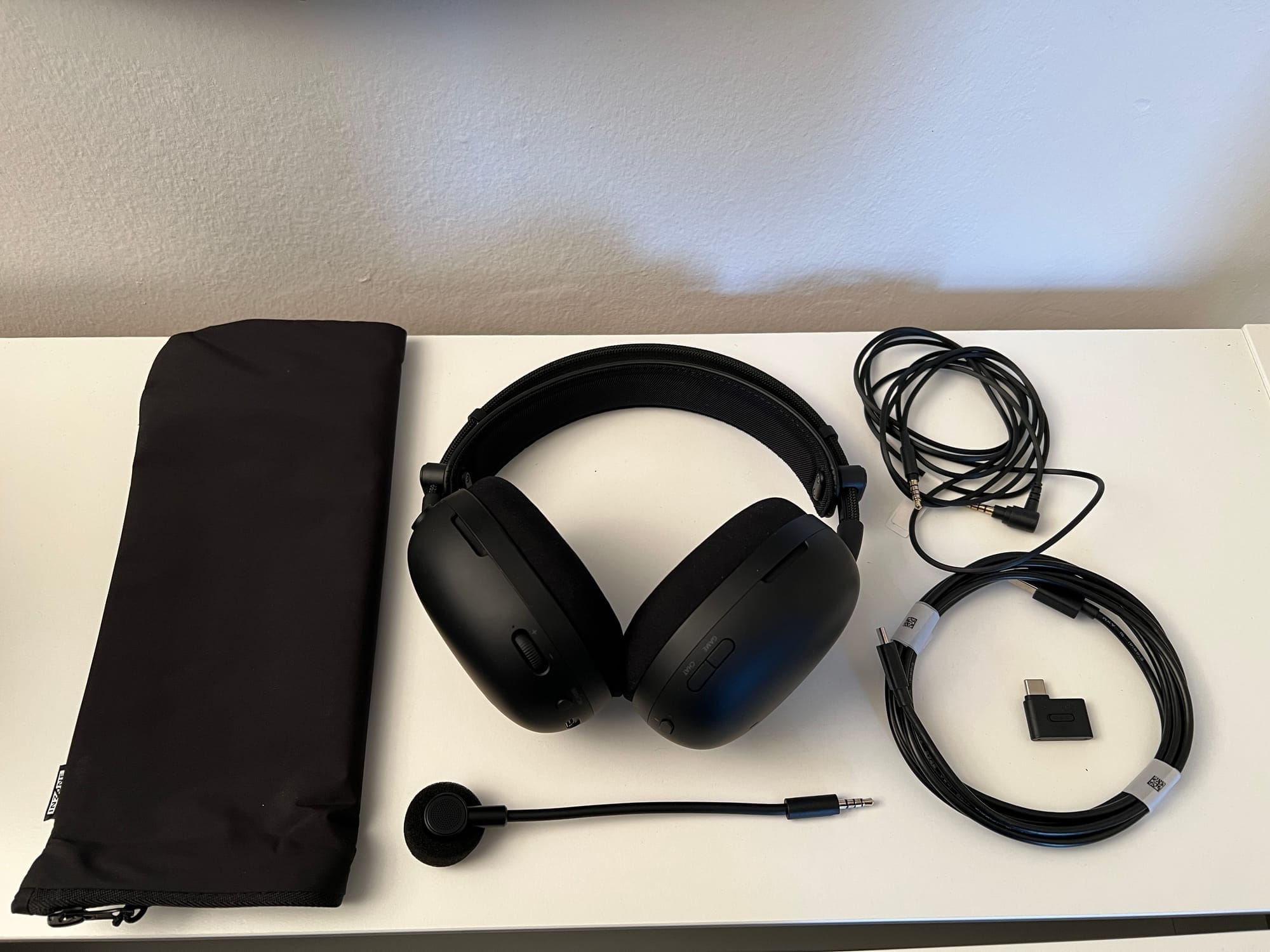 Im Lieferumfang sind ein Klinken-Kabel, ein USB-C Kabel, der Dongle, Mikrofon und eine Tasche enthalten.