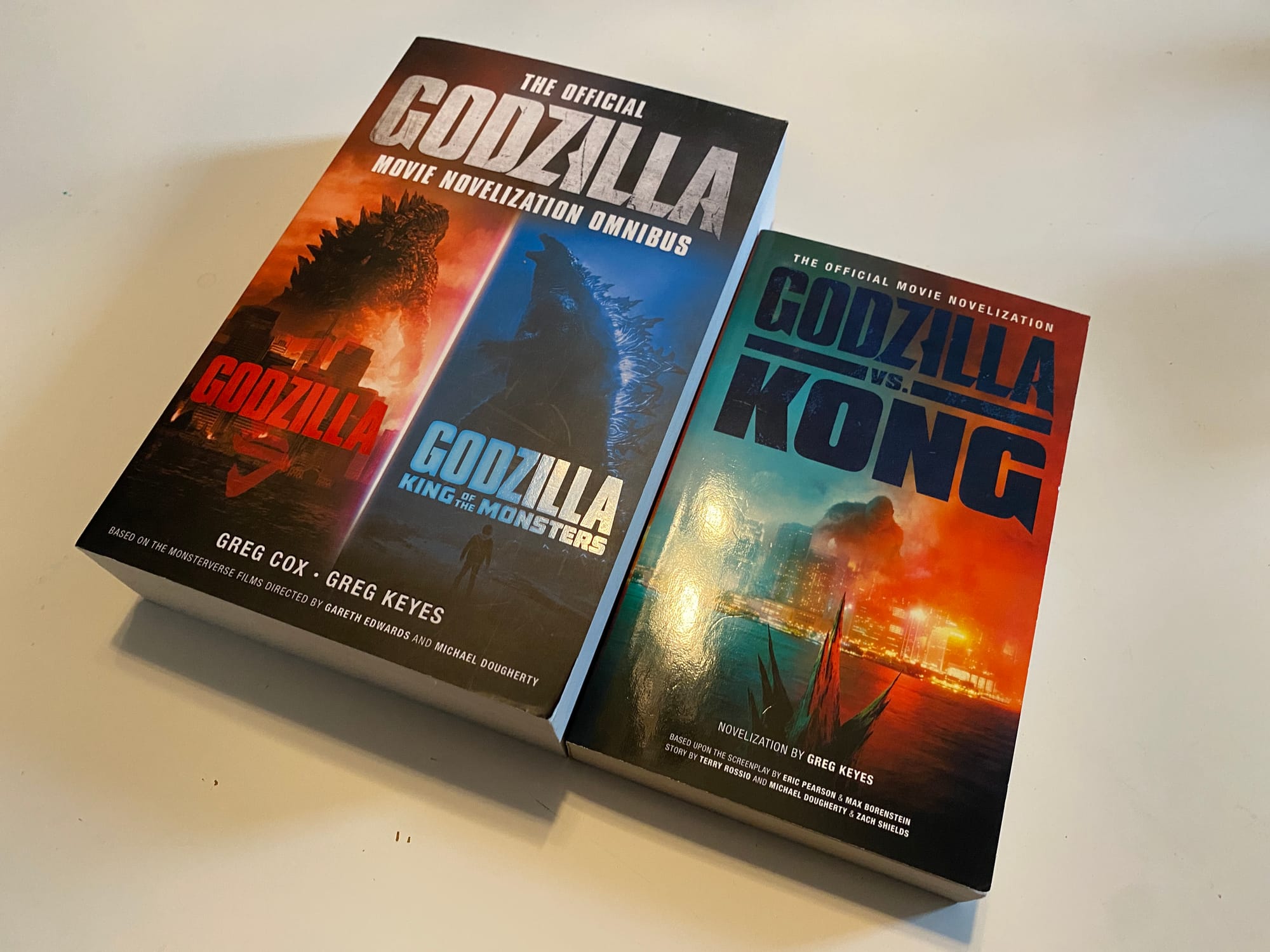 Links ein normales Taschenbuch, rechts ein Mass Market Paperback.