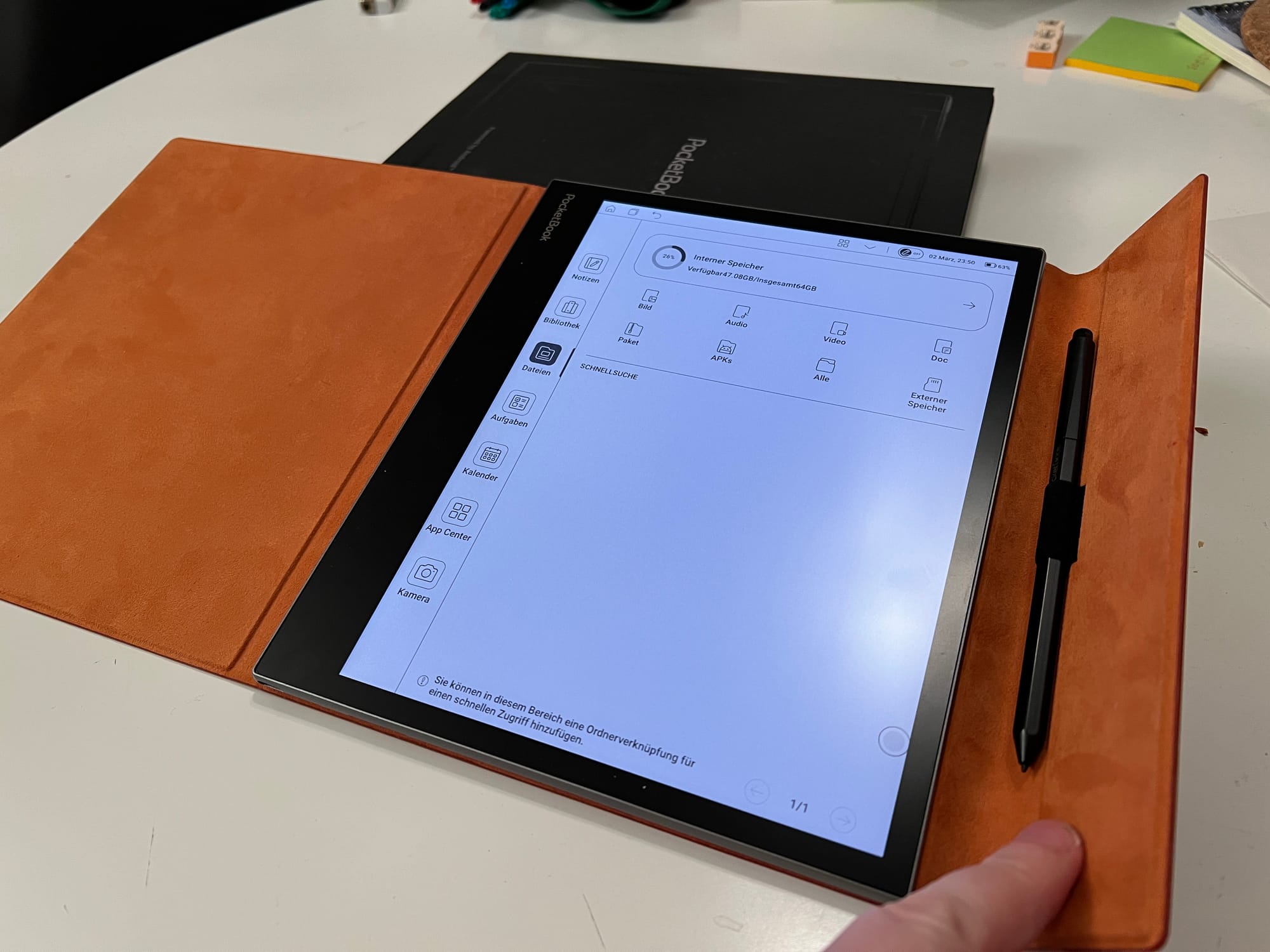 Die zusätzlich erhältliche Hülle schützt das Gerät –&nbsp;und bietet eine Stifthalterung.