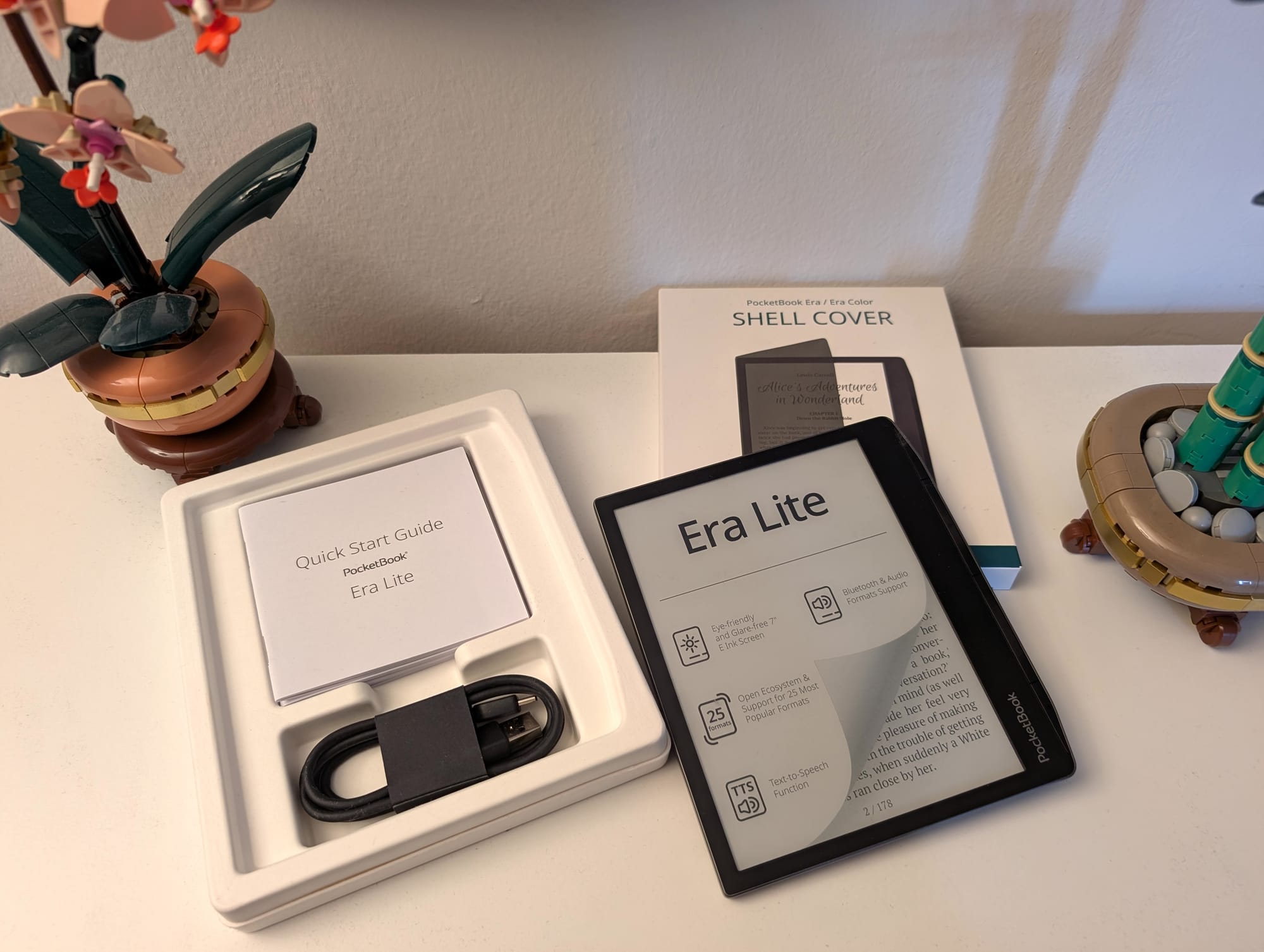Im Lieferumfang sind ein USB-C-Ladekabel und Anleitungen dabei. Zusätzlich kann man eine Schutzhülle kaufen.