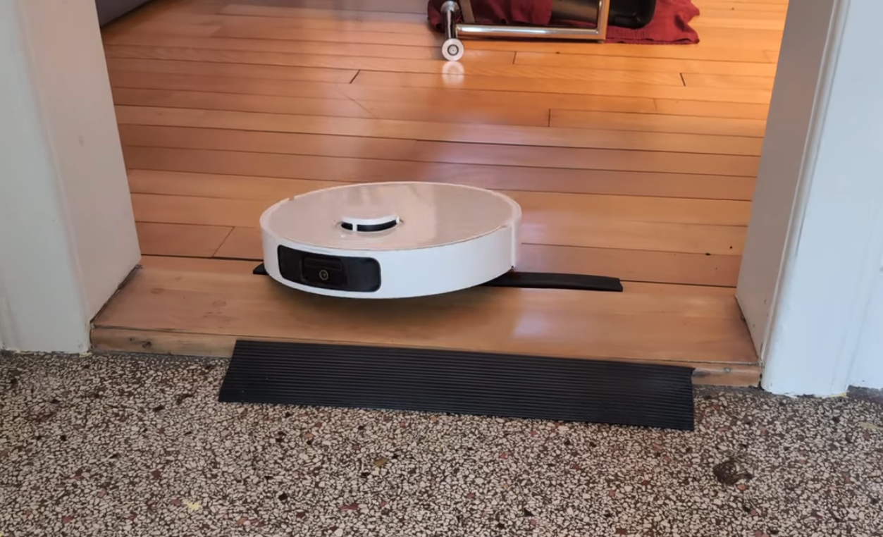 Dank etwas DIY-Einsatz meinerseits mit Gummikanten, schafft der E50 auch solch hohe Türschwellen.