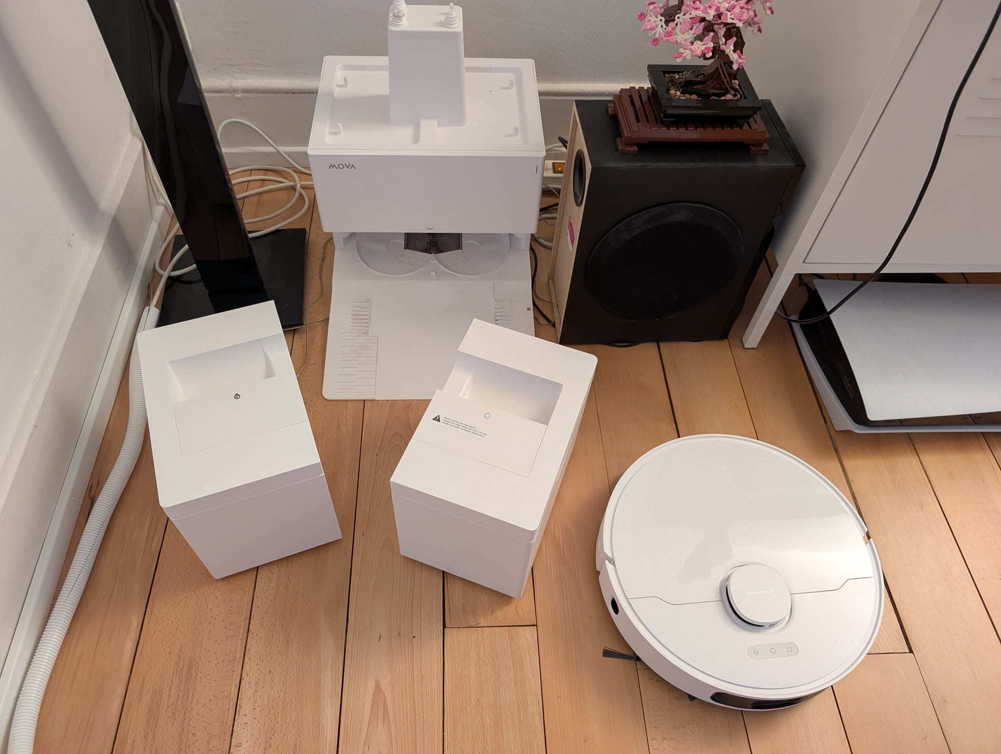 Der Mova E50 Ultra kommt mit der Ladestation, zwei Wassertanks und anderem Zubehör daher.