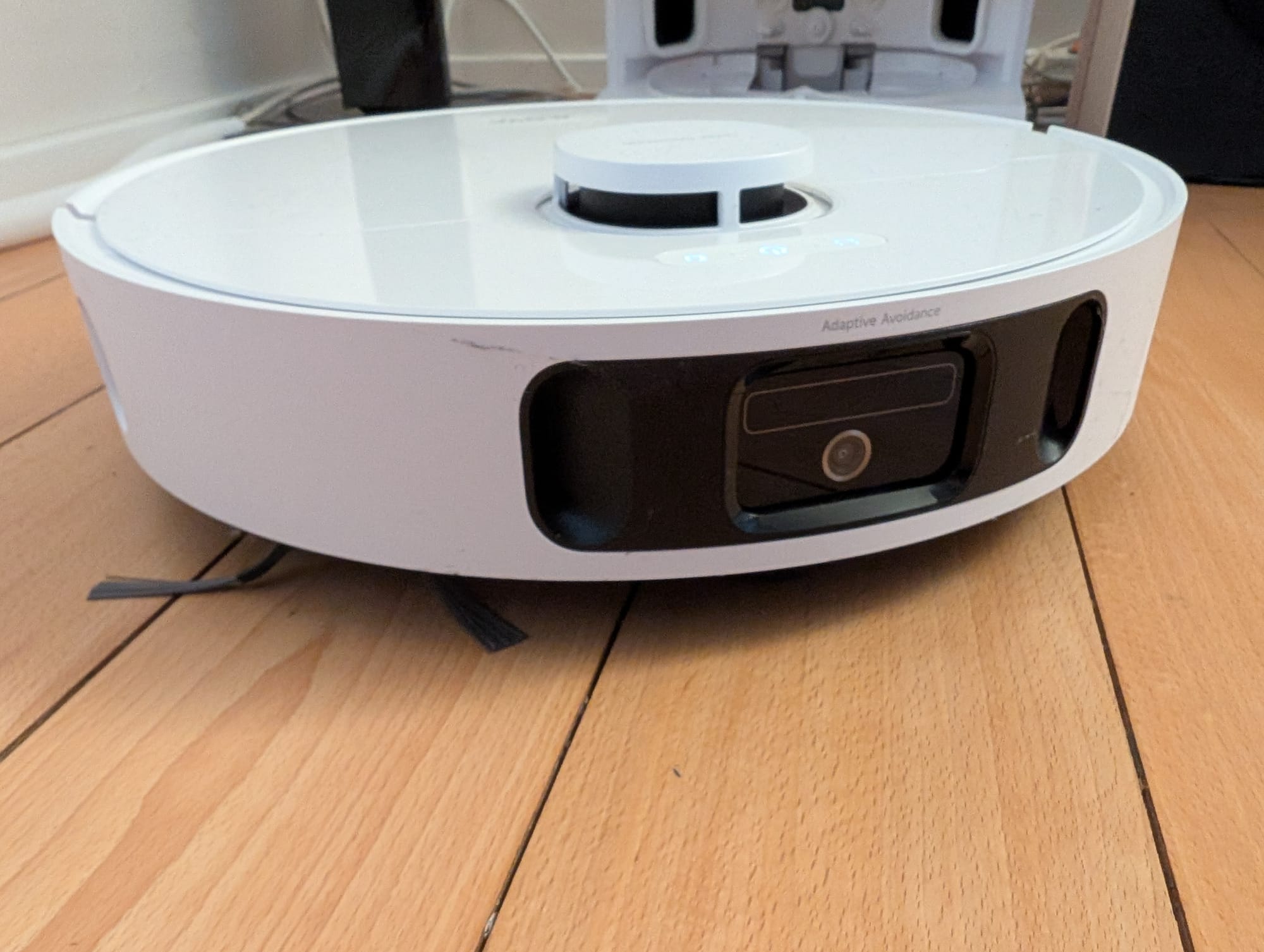 Surrt zu meiner Zufriedenheit durch die Wohnung: der Mova E50 Ultra.