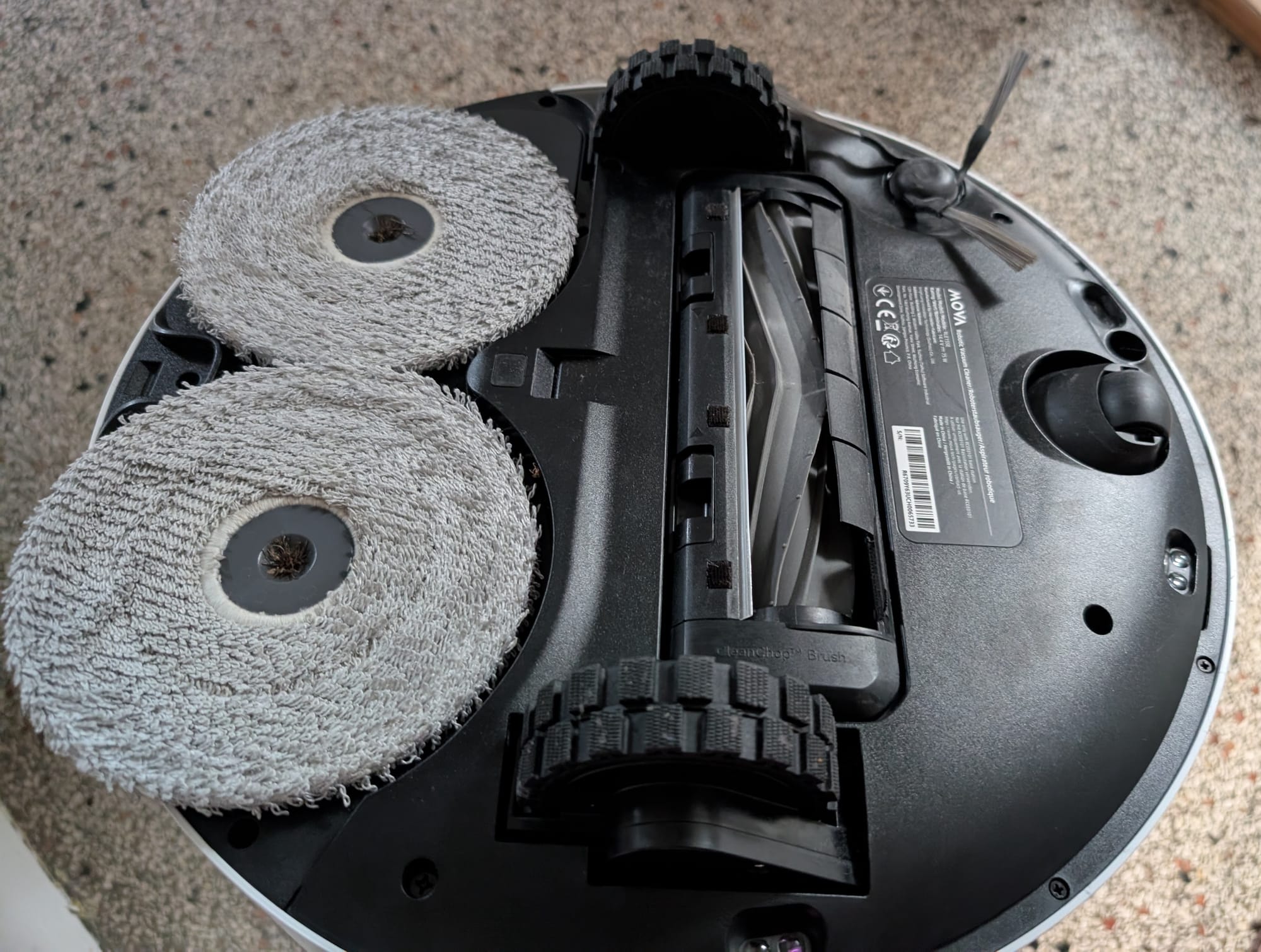 Dem E50 unter den Rock geschaut: die Wischpads lassen sich leicht abnehmen und reinigen.