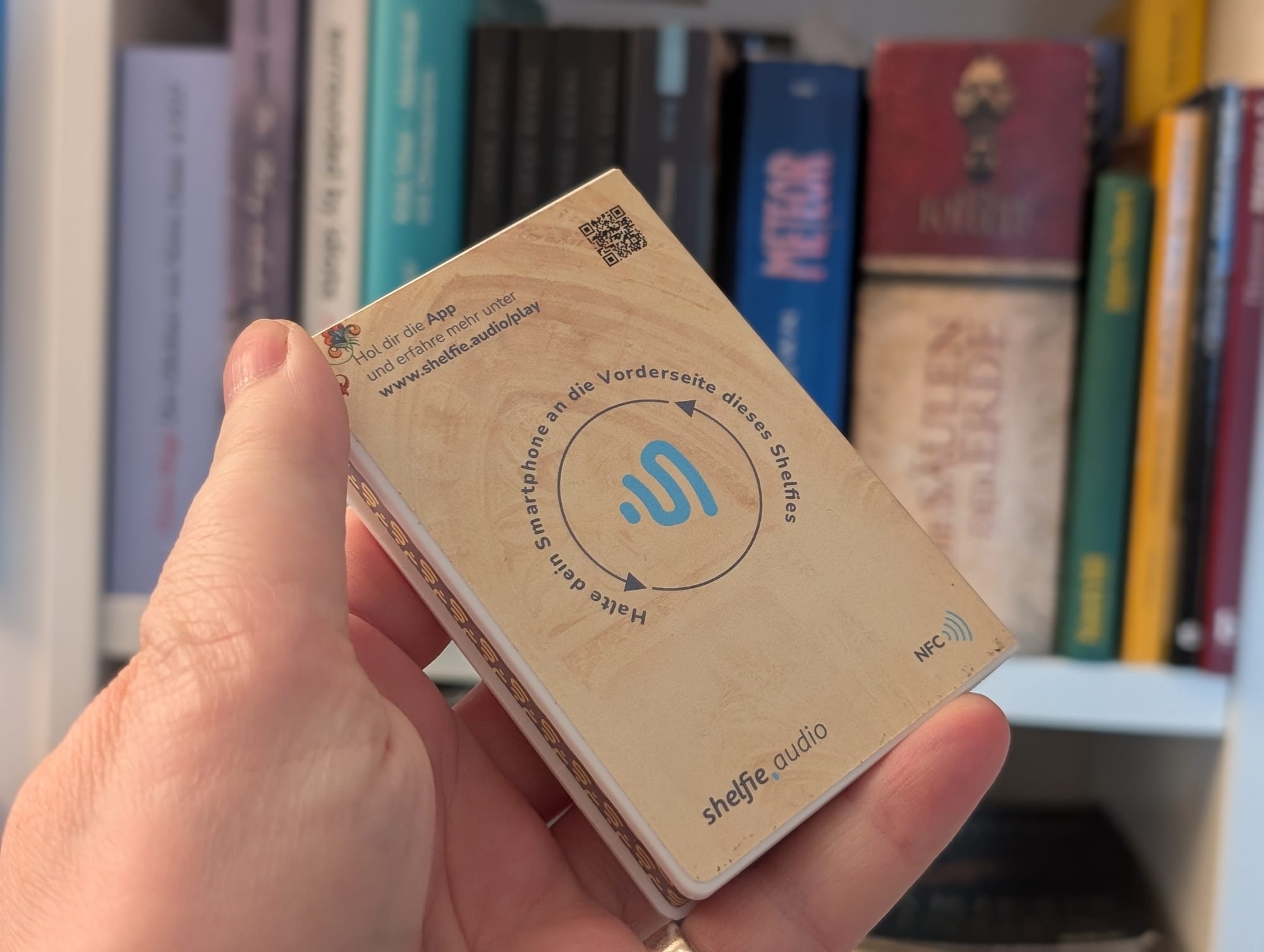 Das Shelfie hat einen «Farbschnitt». Im Innern steckt ein NFC-Chip.