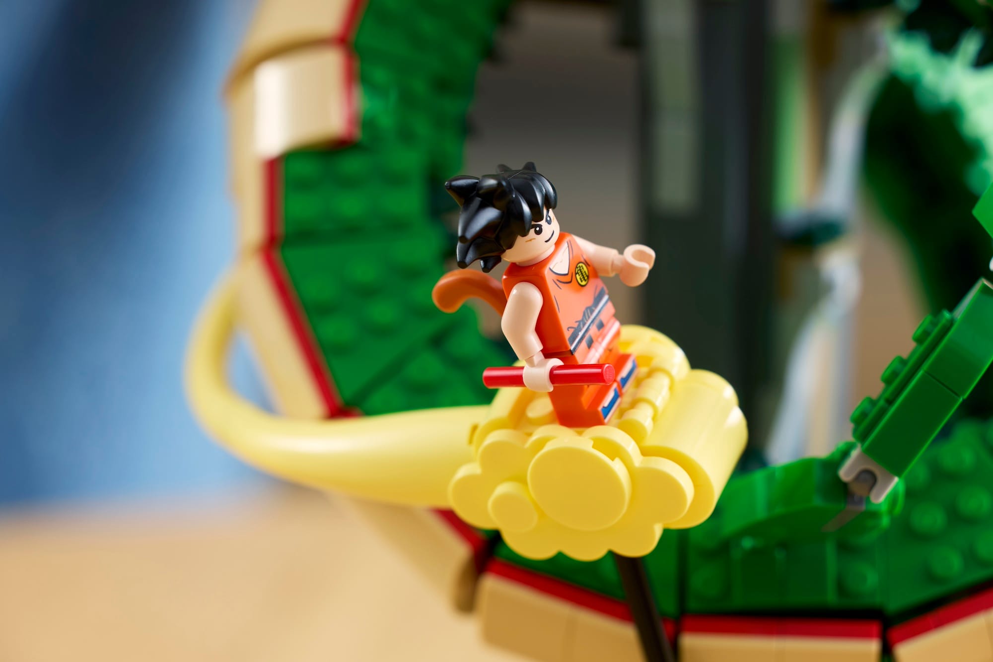 Son Goku auf seiner fliegenden Wolke Kintoun.