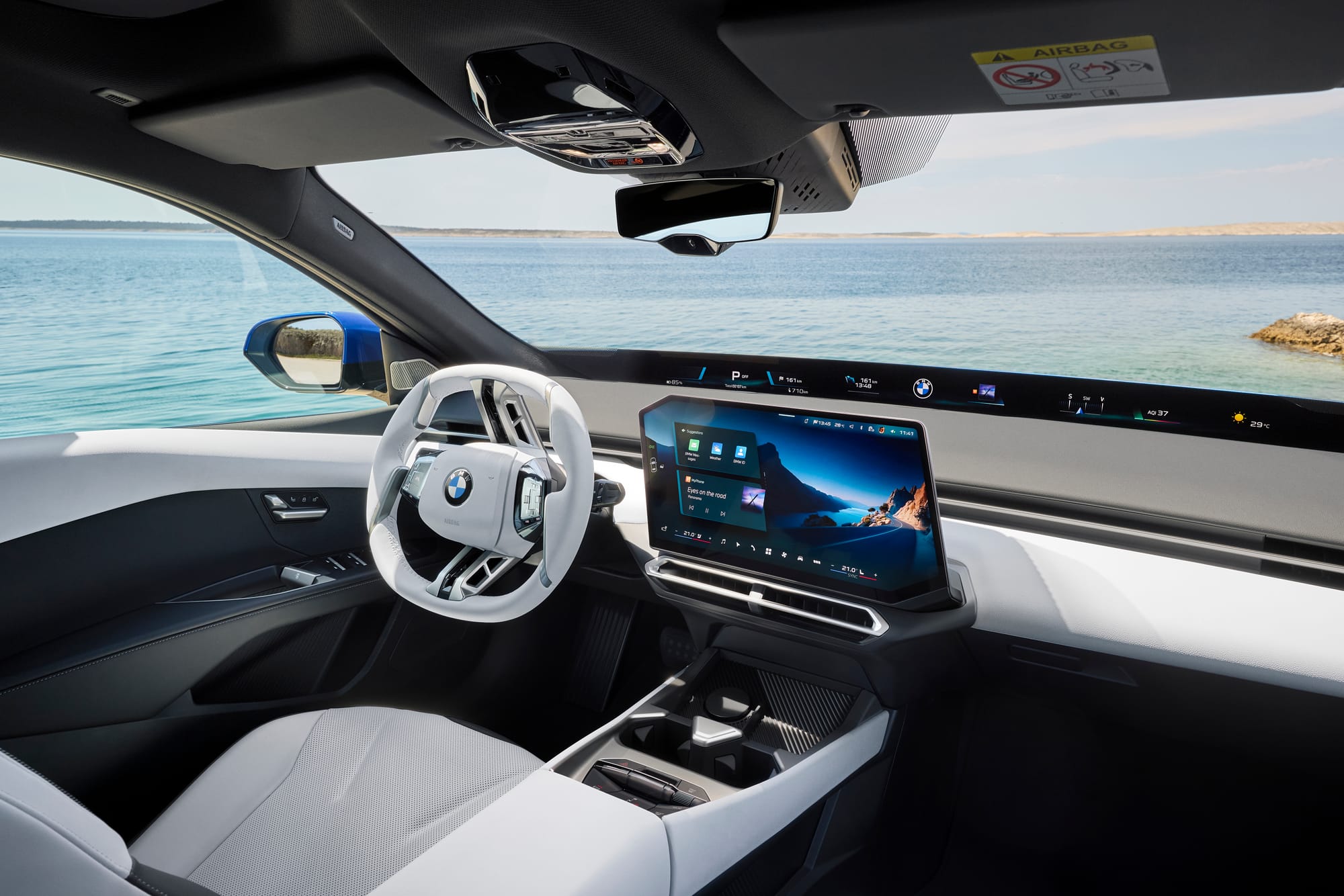 Das Cockpit mit grossem Display in der Mittelkonsole im BMW i3 50 xDrive.