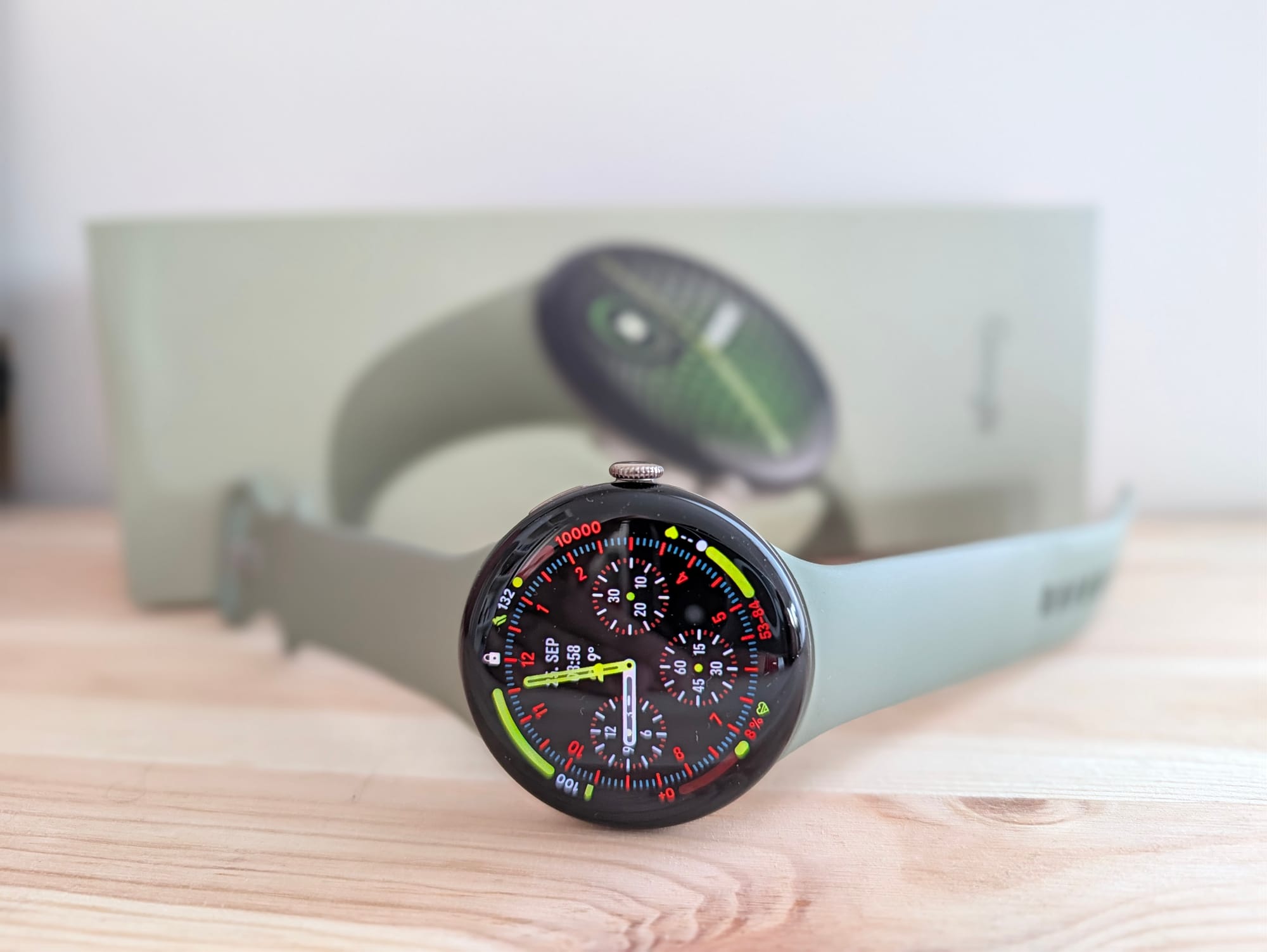 Pixel Watch 5 mit aktiviertem Always-On-Display
