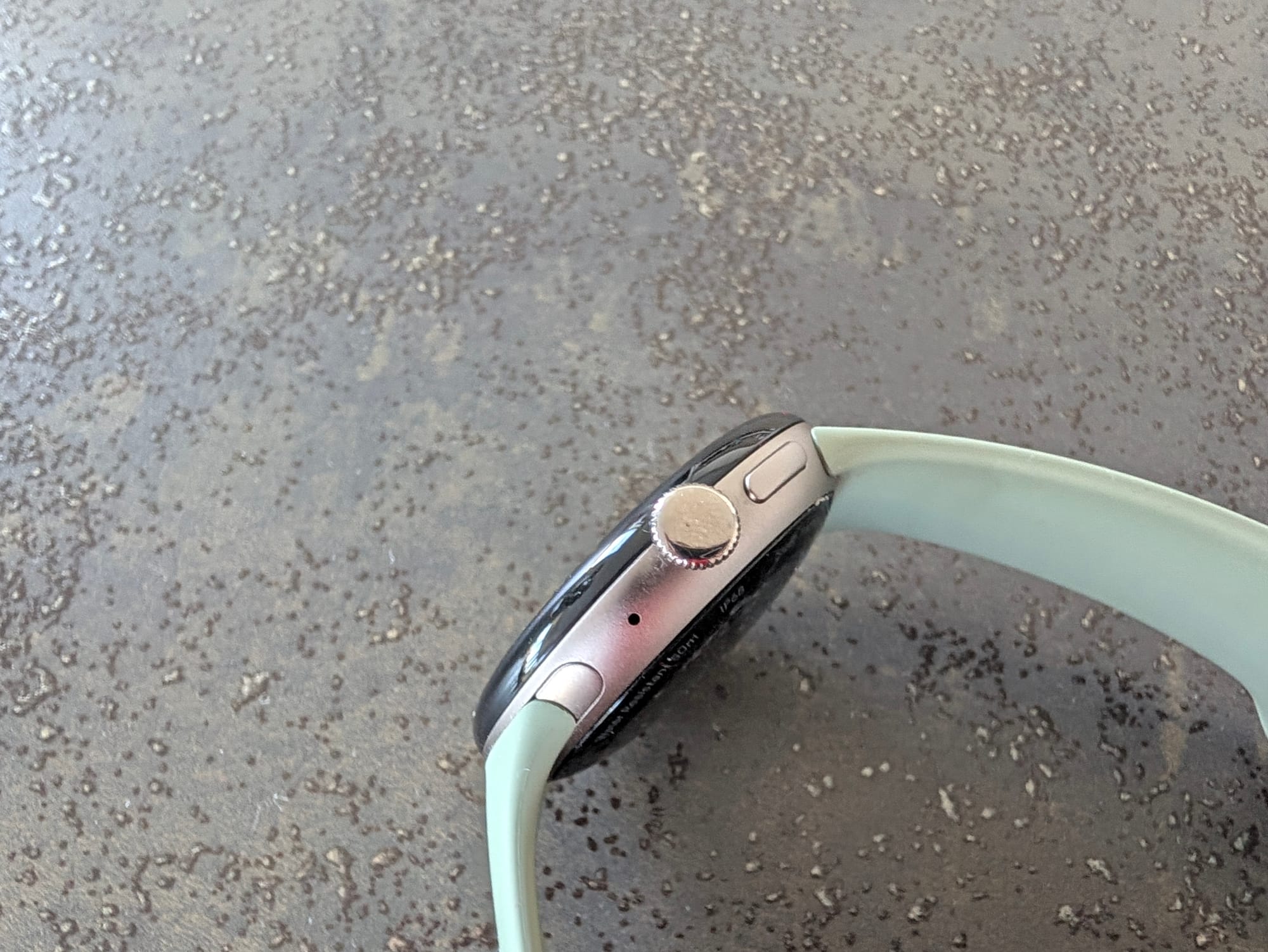 Google Pixel Watch 5, Seitenansicht auf physische Tasten