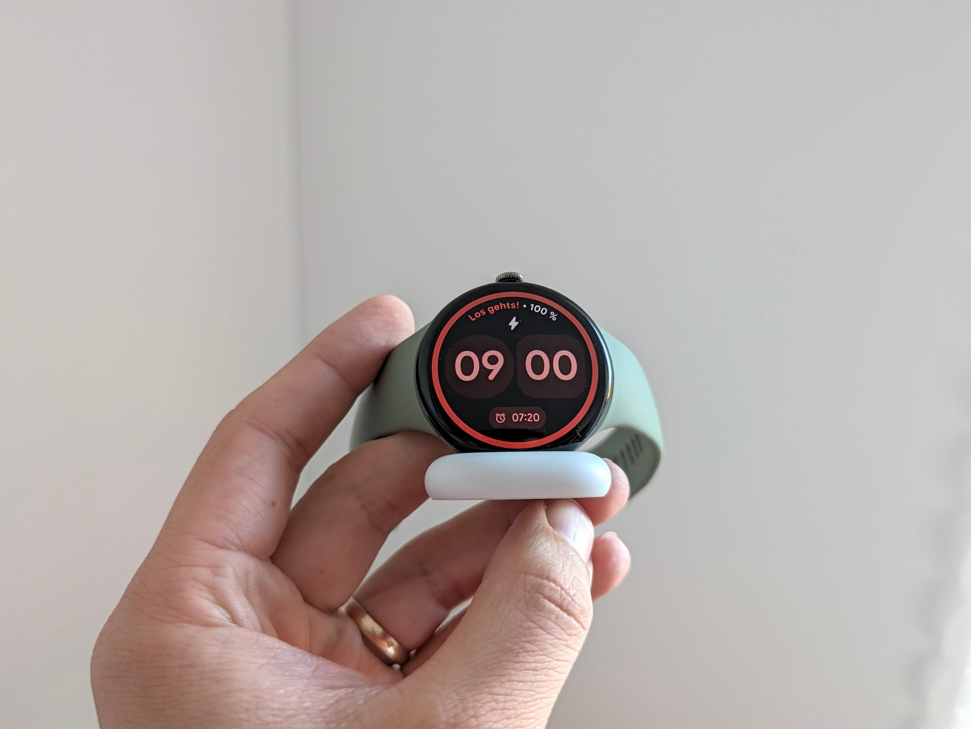 Google Pixel Watch 5 auf der Ladeschale