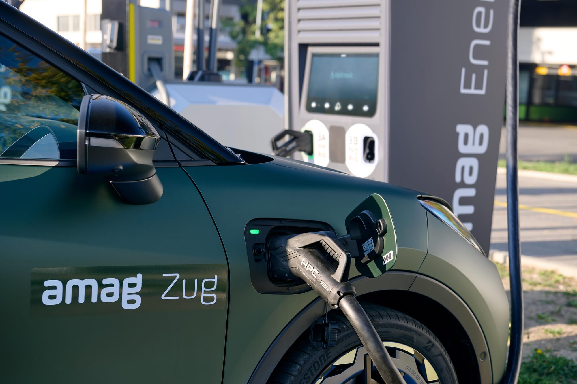Ein Elektroauto lädt an einer Schnellladestation der AMAG Gruppe.