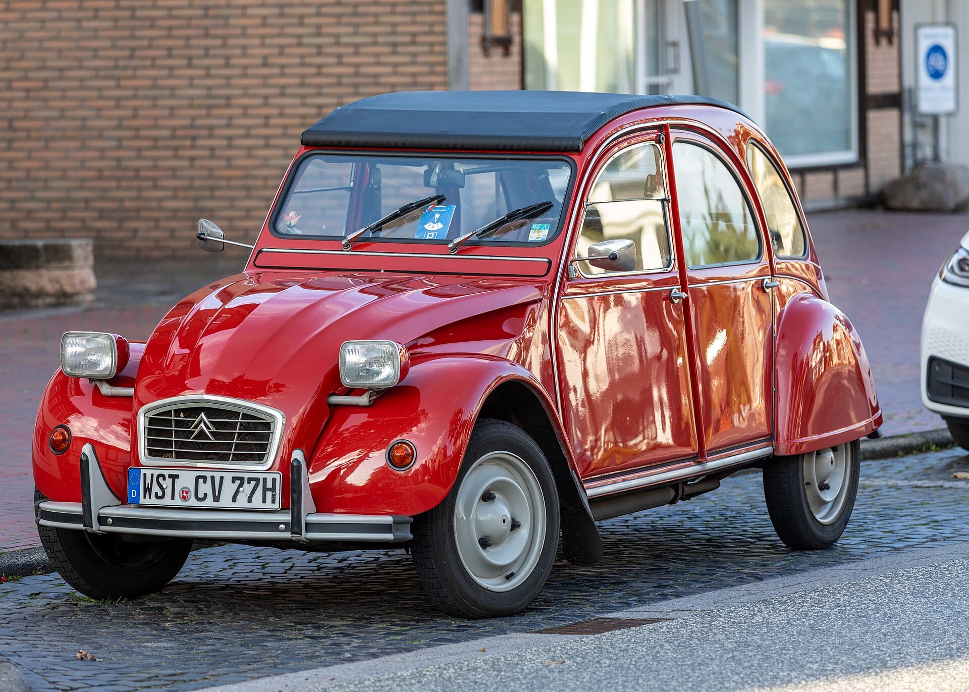 Der original Citroën 2CV in der Farbe Rot. Dreiviertelansicht von vorne.