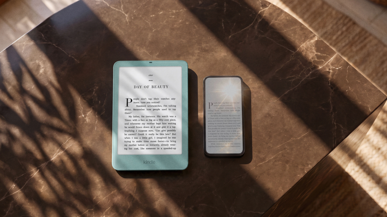Der neue Kindle Paperwhite im Grössenvergleich zu einem Smartphone.