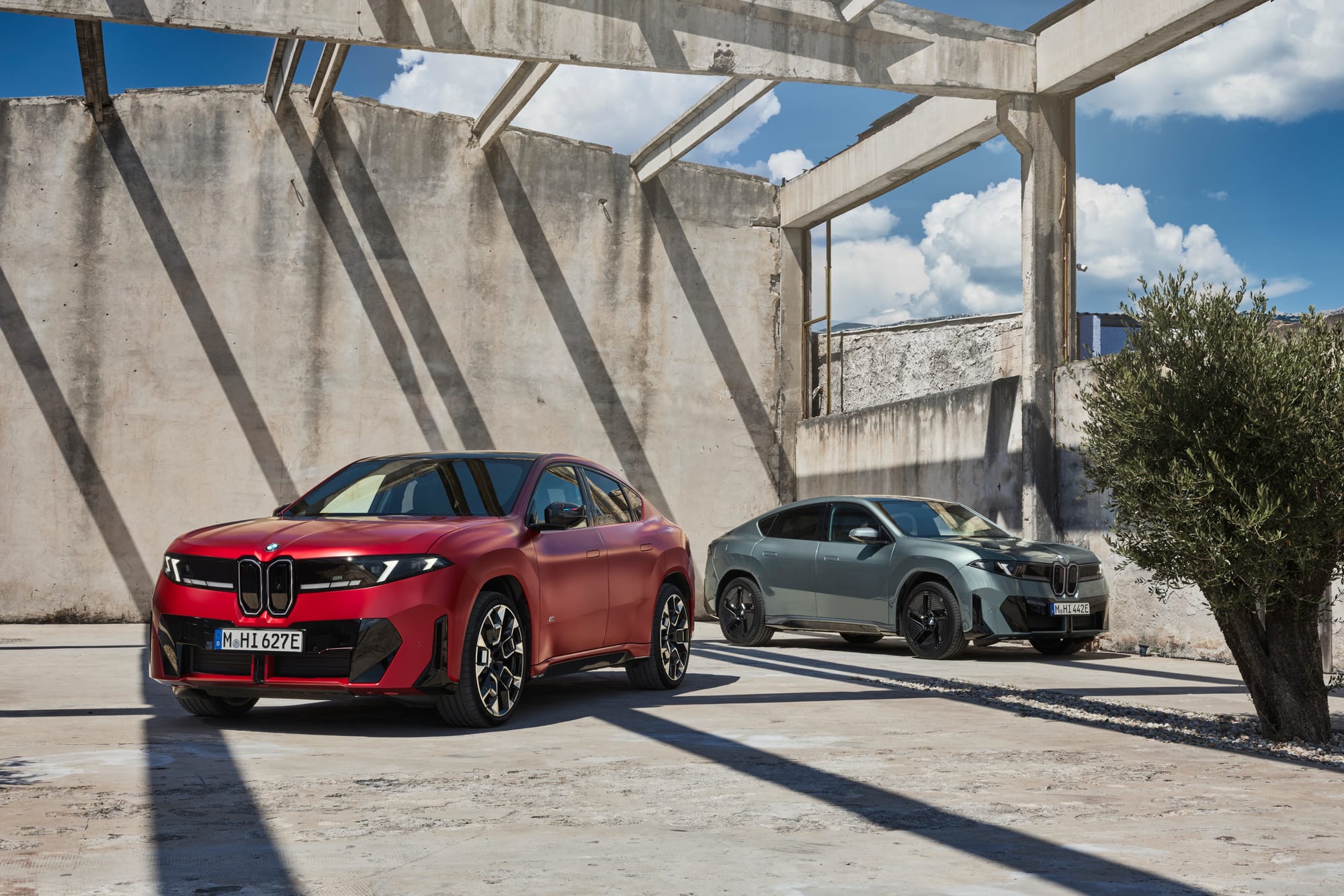 Der BMW iX4 M60 xDrive und BMW iX4 50 xDrive.