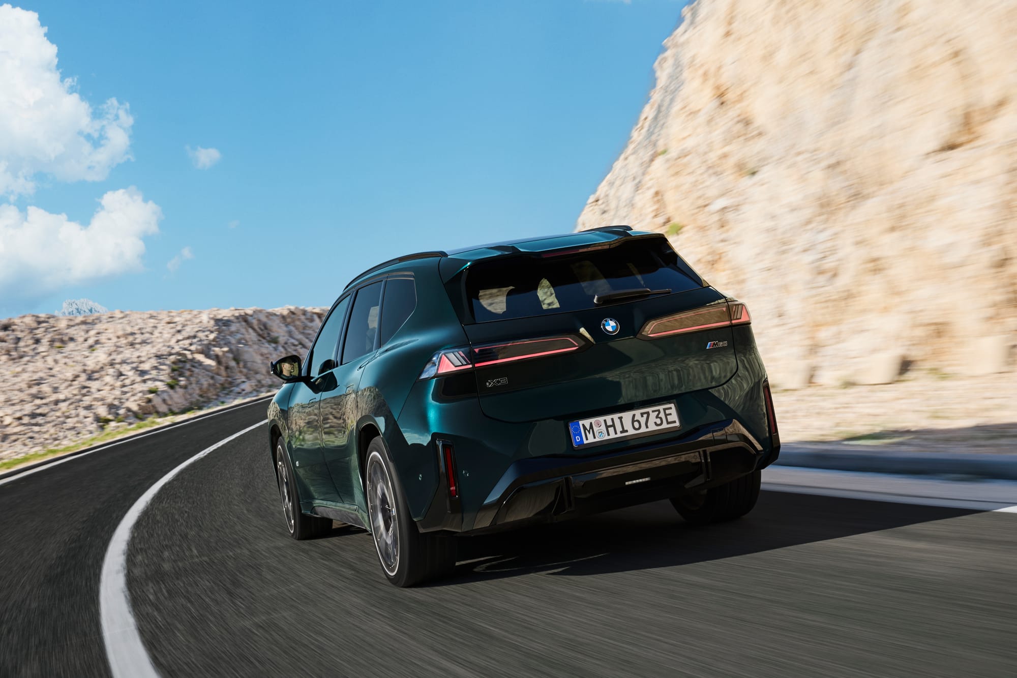 Der BMW iX3 M60 xDrive auf der Strasse. 