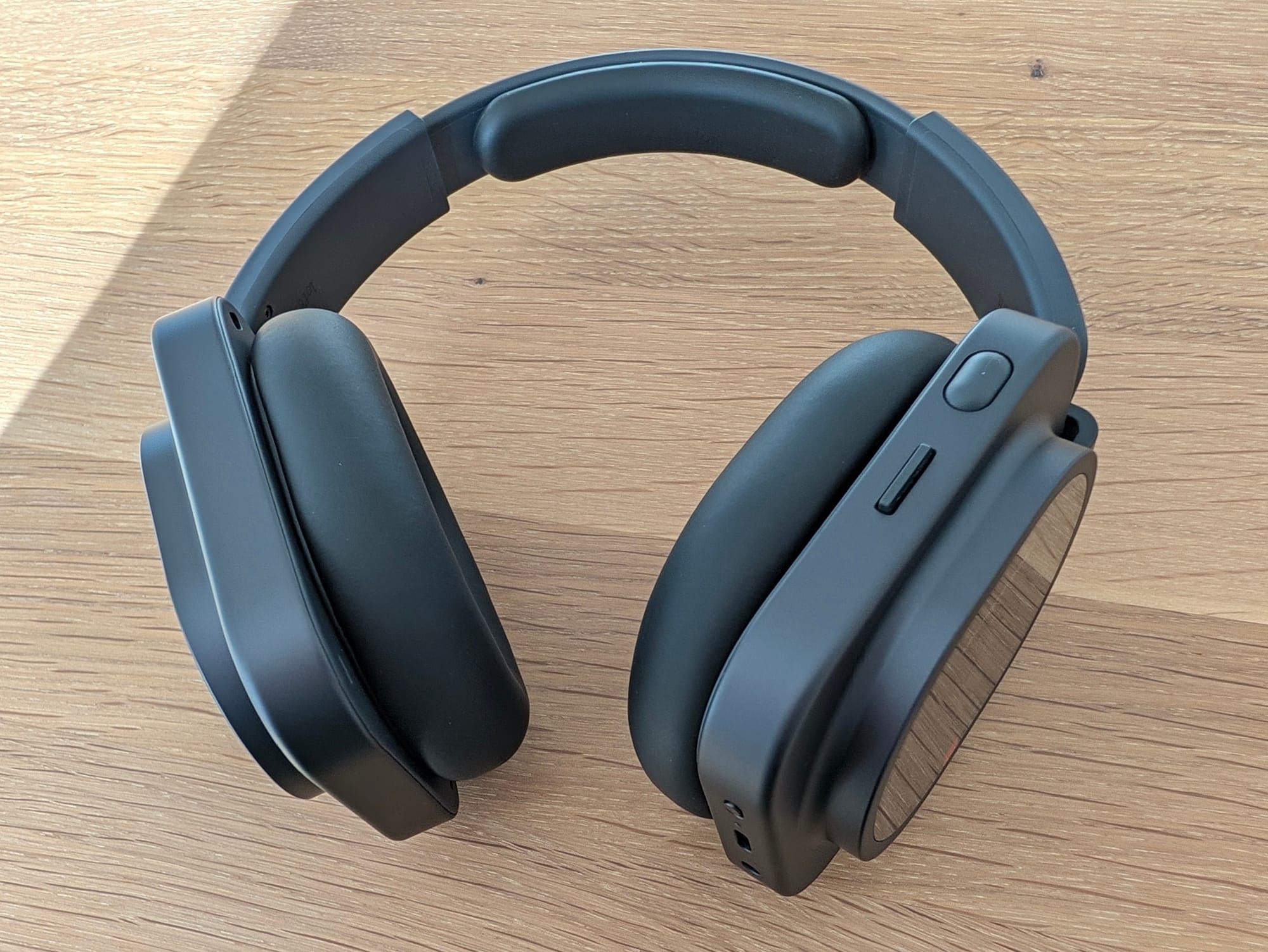Bild der Nothing Headphone (1) Pro mit den physischen Bedienelementen.