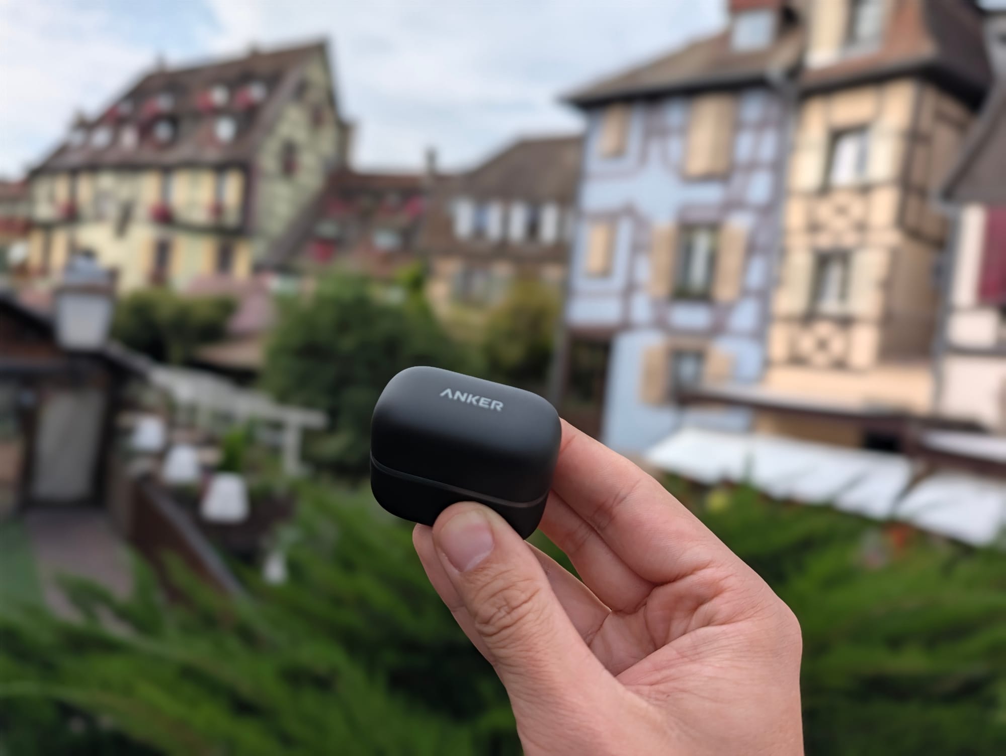 Das Ladecase der soundcore AeroClip 2.