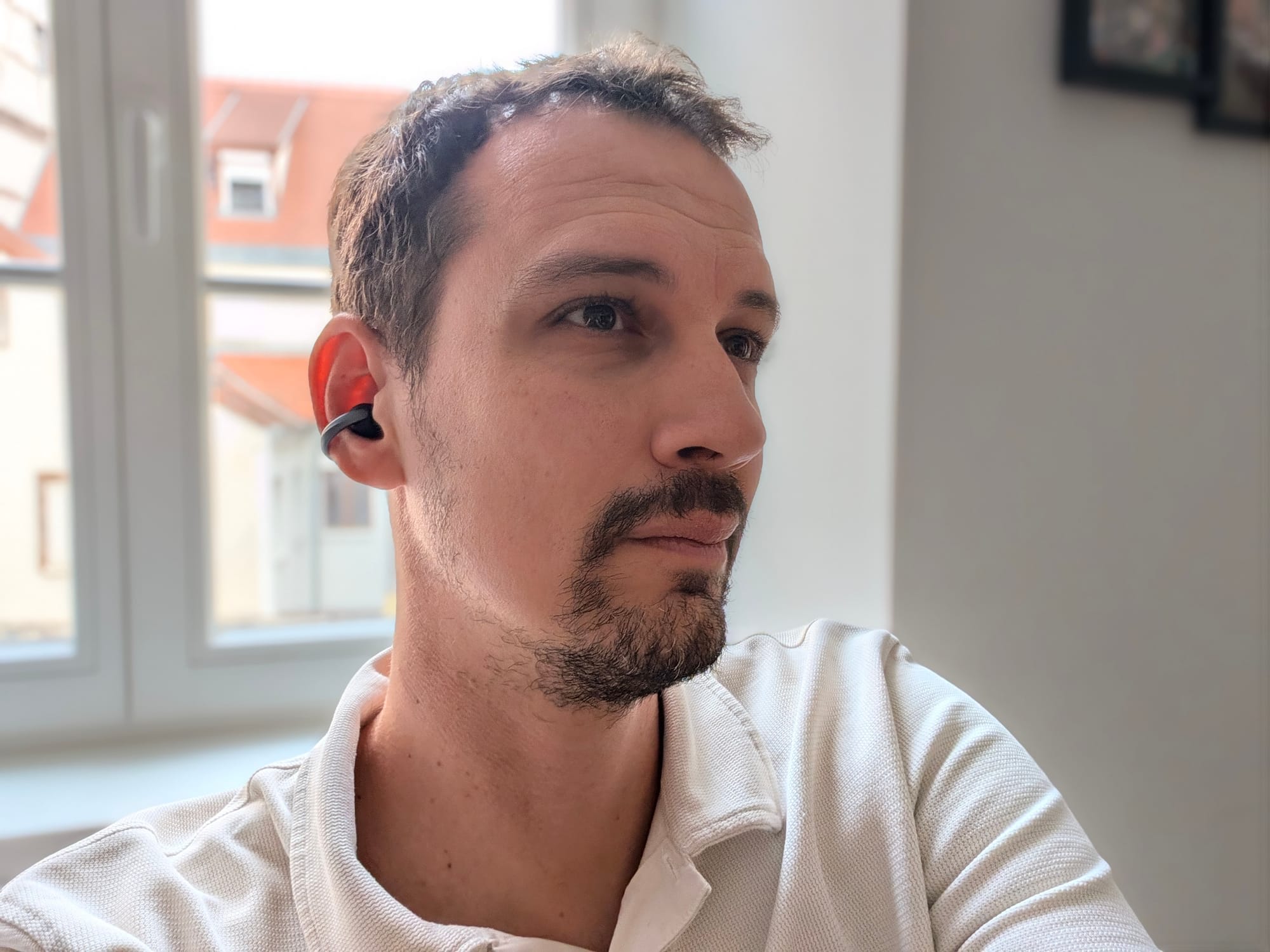 Die Soundcore AeroClip 2 im Einsatz beim Redakteur des Artikels.
