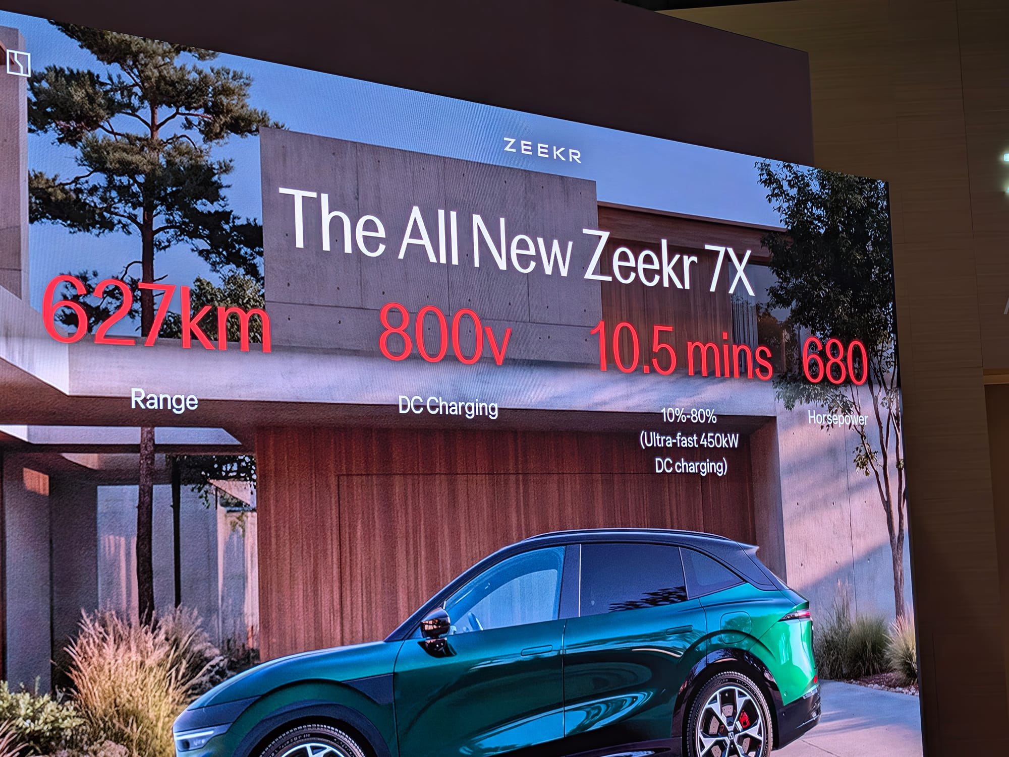 Bild von der Pressekonferenz auf dem Pariser Autosalon 2026.