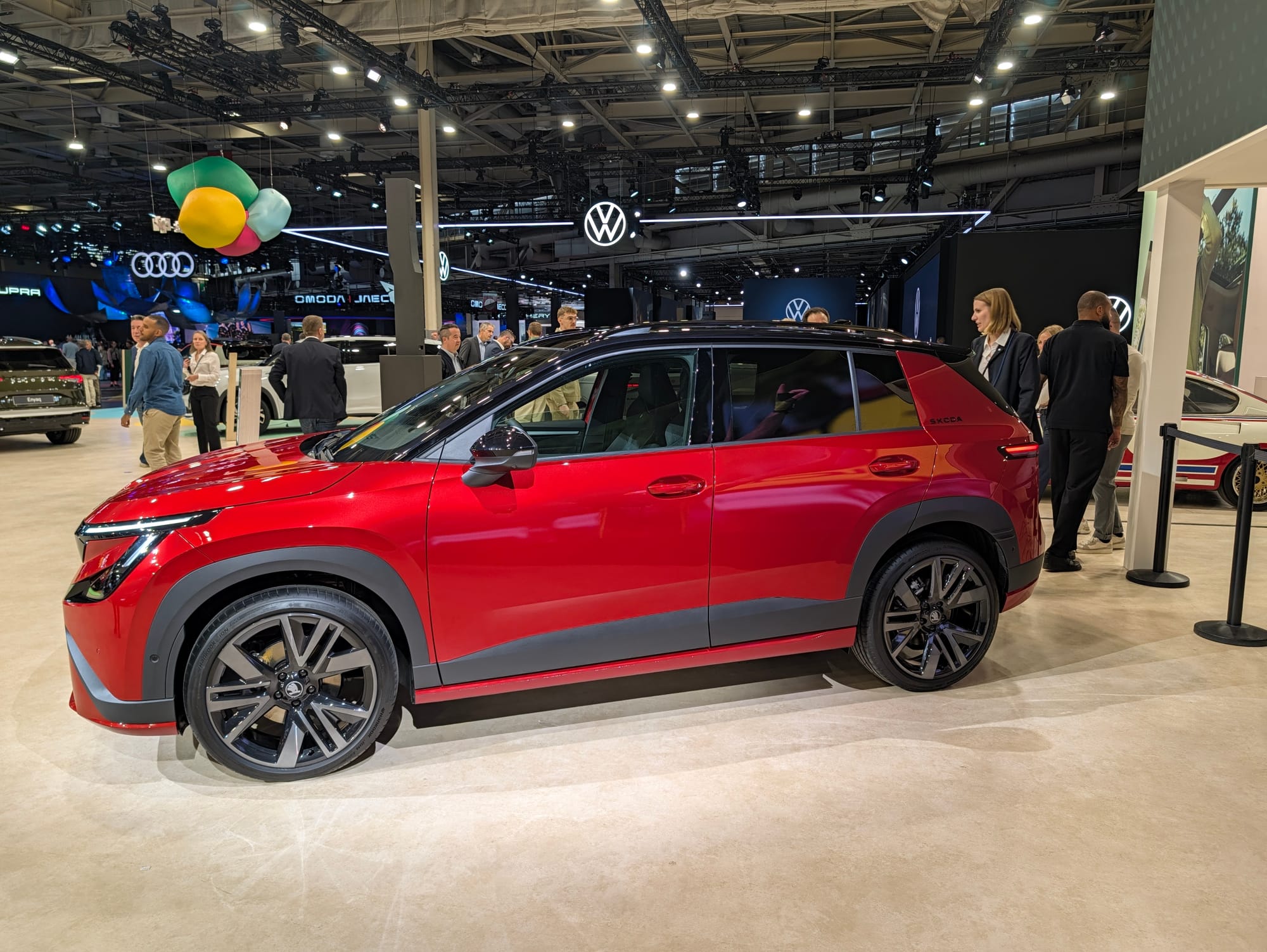 Die Seitenansicht des neuen Skoda Epiq Sportline.