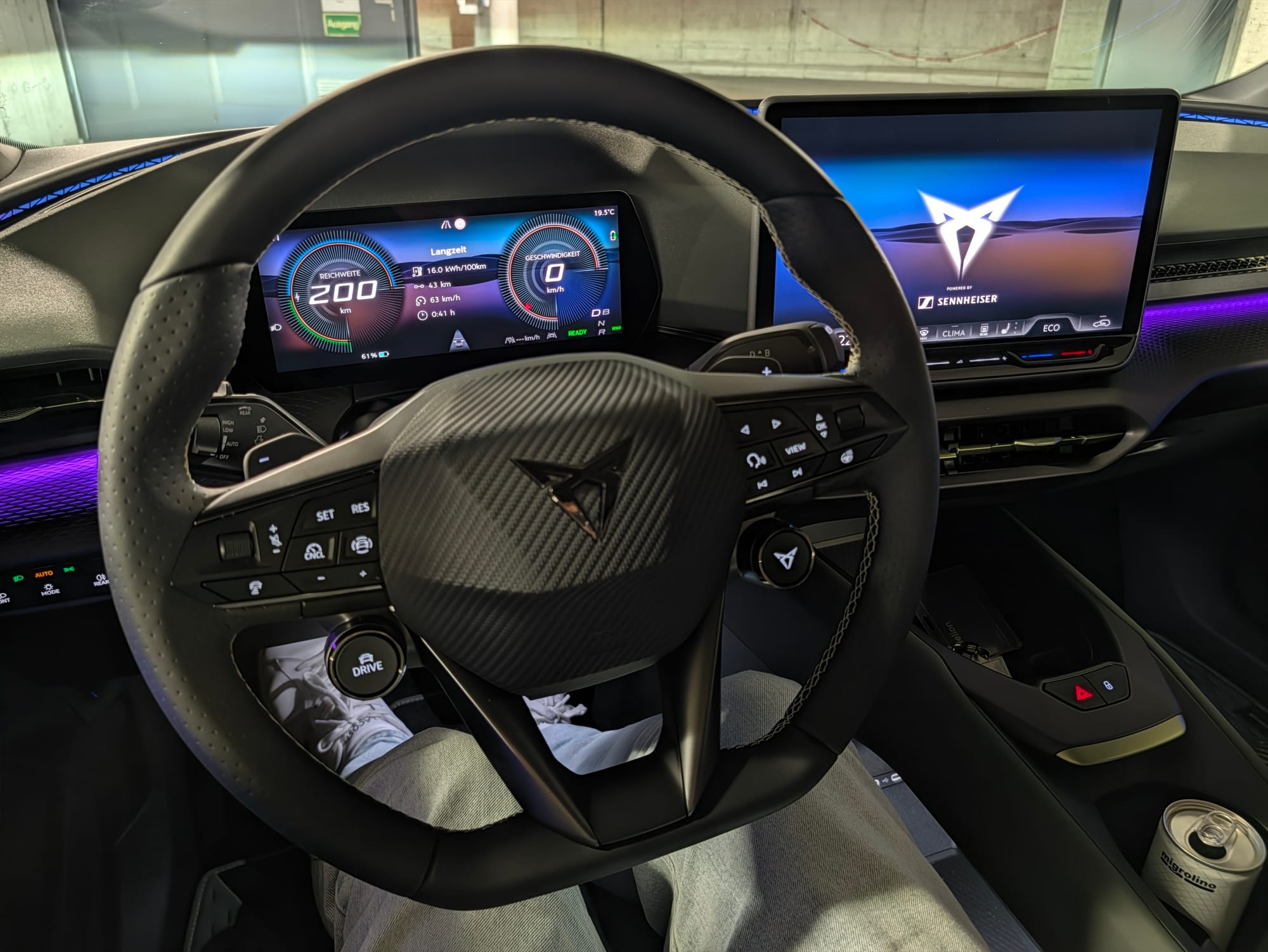 Das Cockpit mit Ambientebeleuchtung.