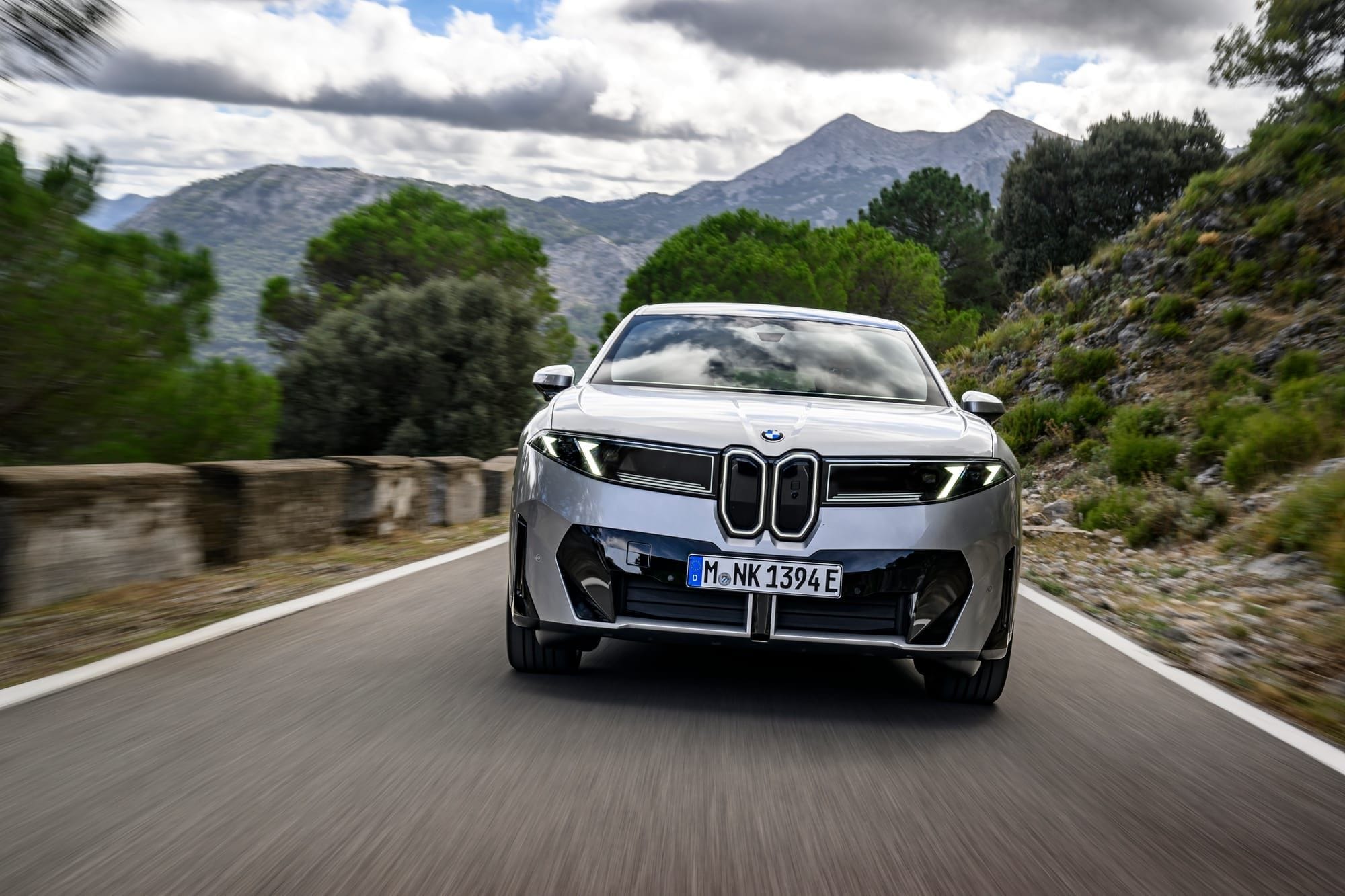 Der BMW iX3 auf einer Landstrasse in Bewegung.