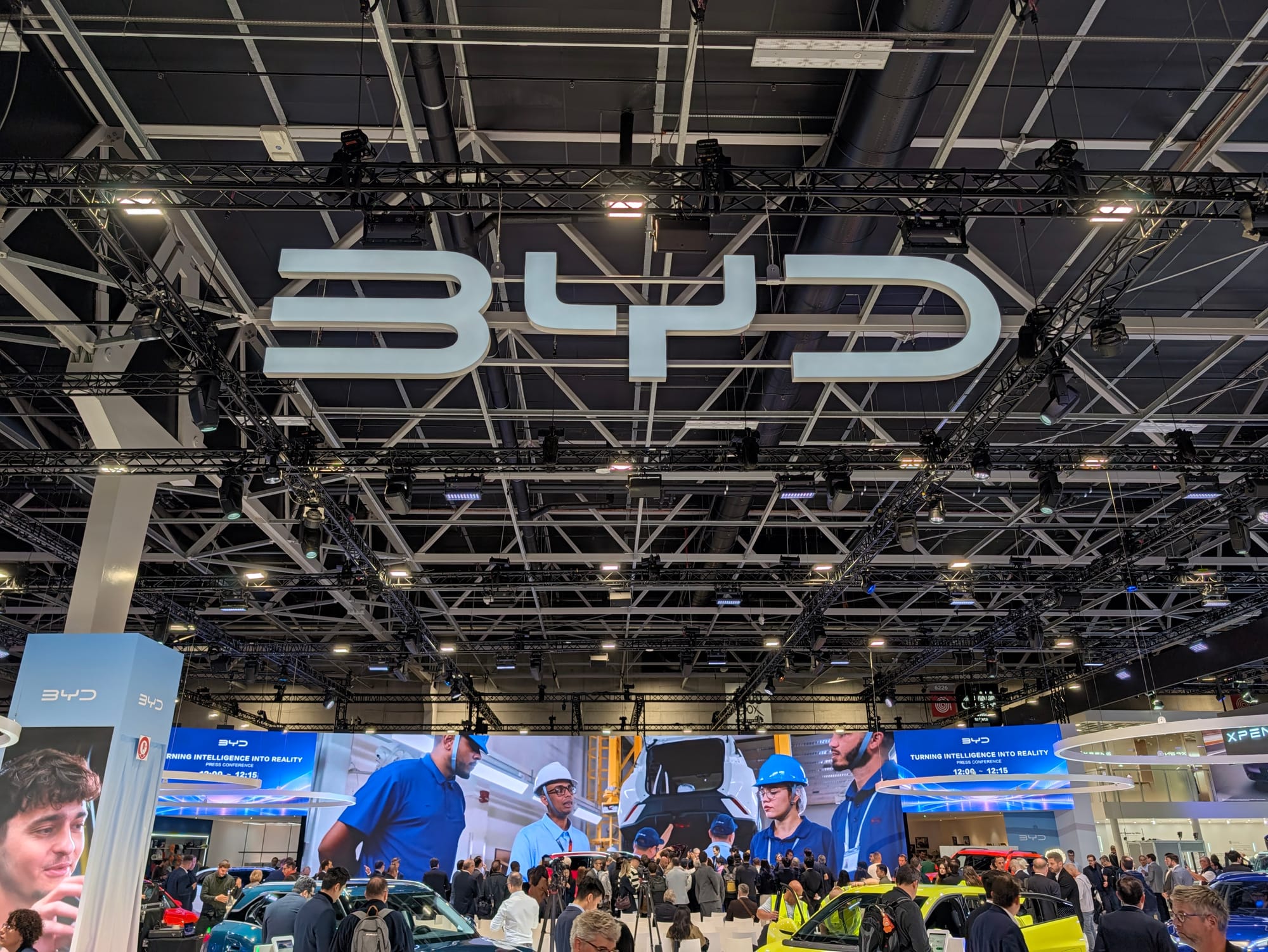 BYD mit seinem Messestand auf dem Pariser Autosalon.