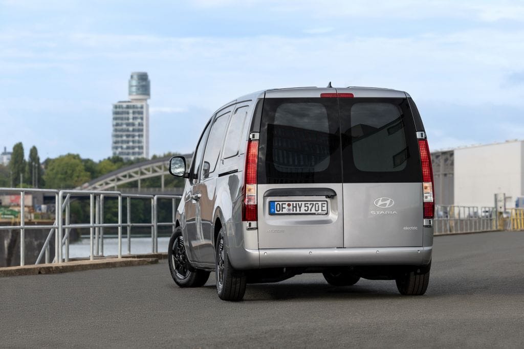 Heckansicht des neuen Hyundai Staria Electric Cargo.