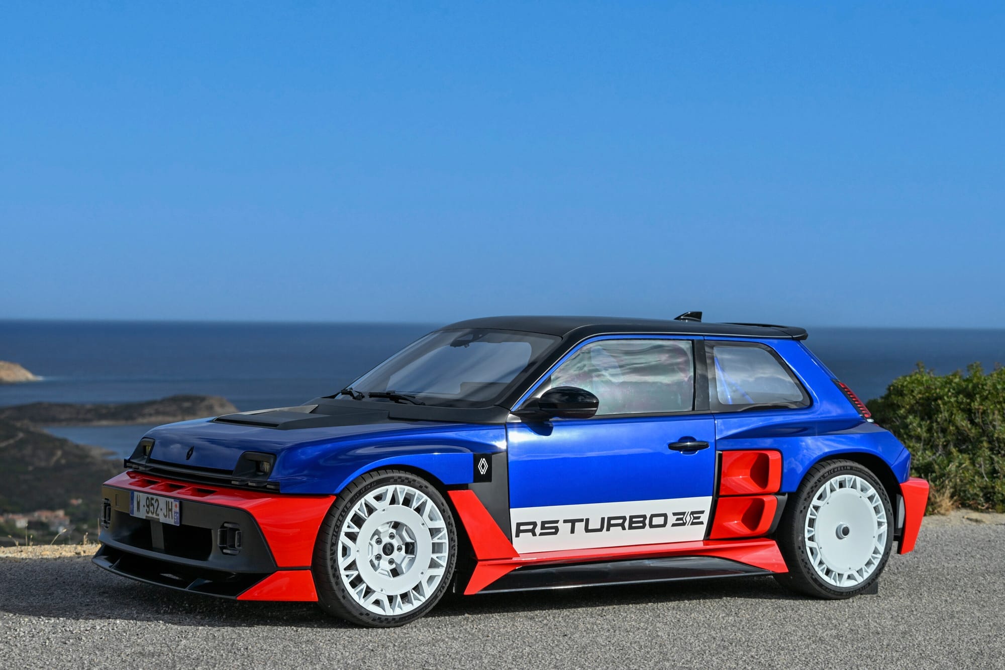 Mit dem R5 Turbo 3E bringt Renault einen kompromisslos leistungsstarken Sportwagen auf den Markt.
