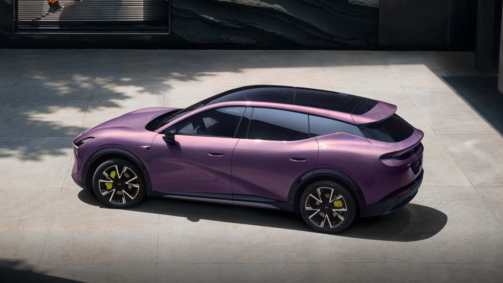 Der Xpeng L05 in Violett.
