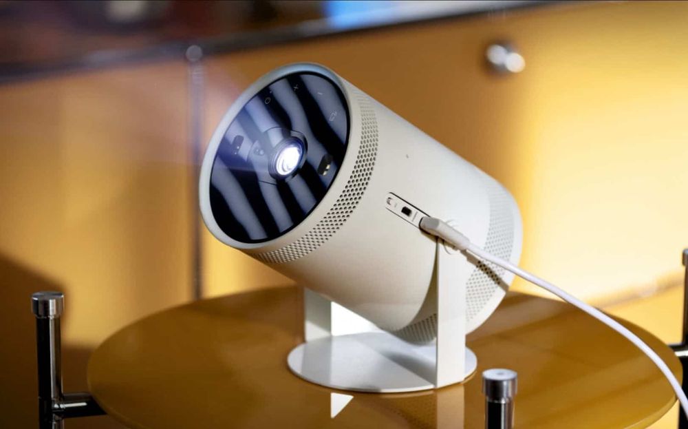 Samsung hat einen tragbaren Beamer vorgestellt, der auch ein Smart Speaker ist