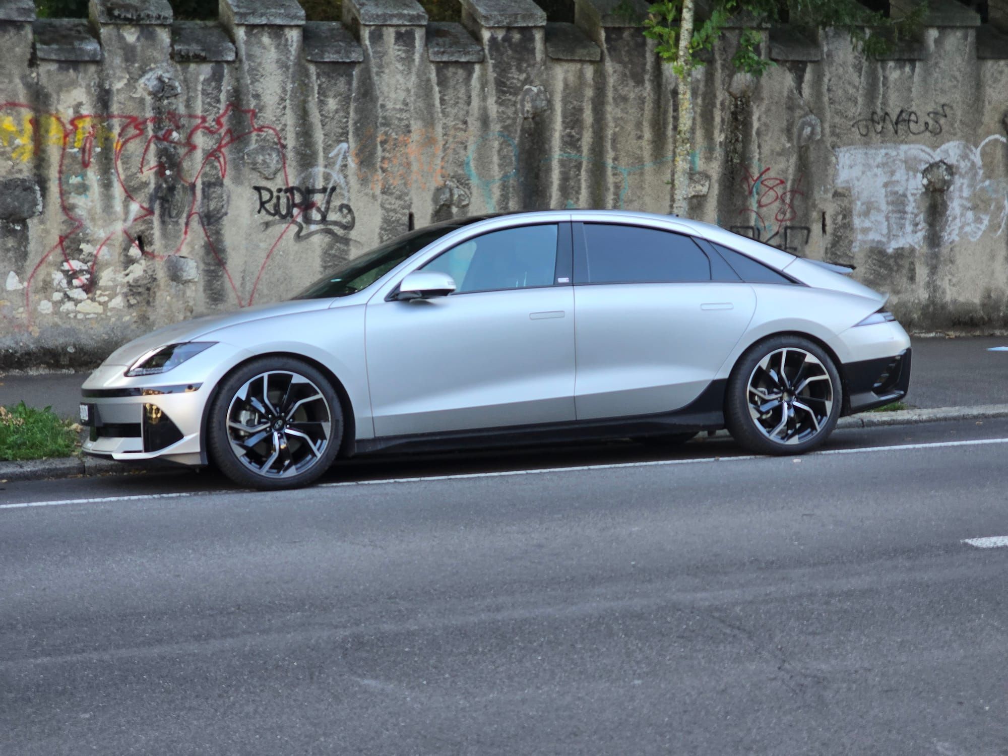 Der Hyundai IONIQ 7 mit Allradantrieb in Silber