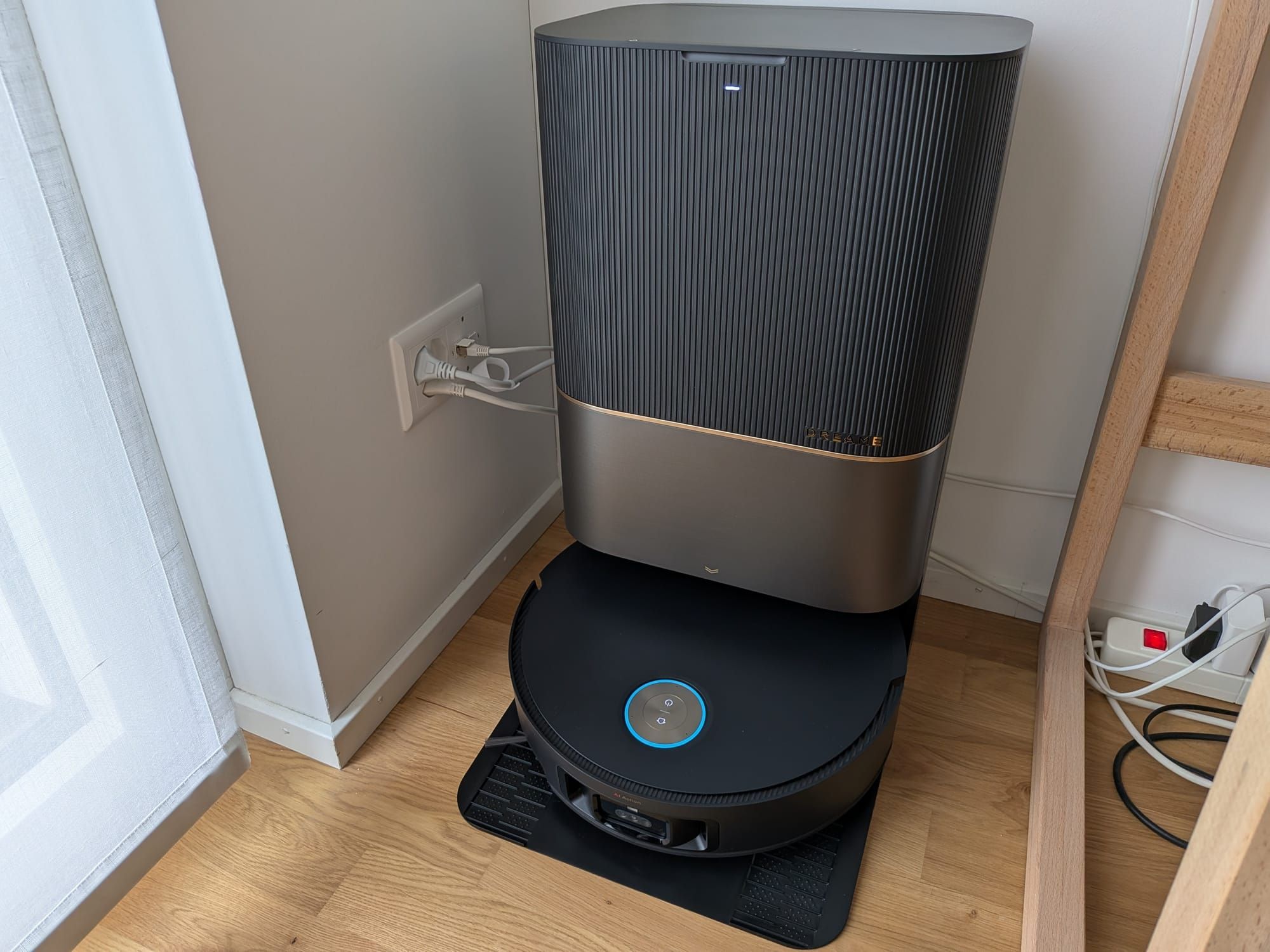 Dreame X50 Ultra Complete in Schwarz auf der Reinigungsstation