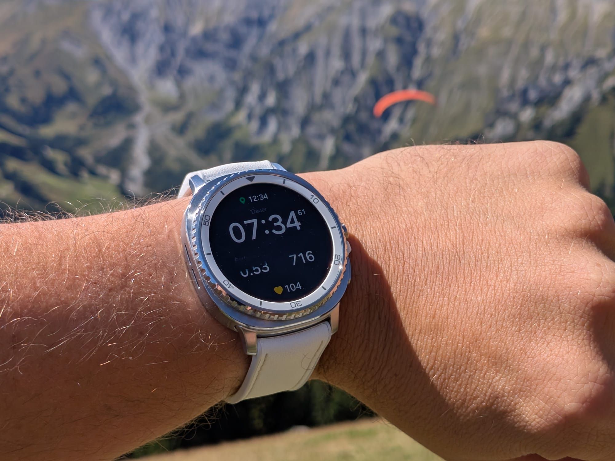 Die Samsung Galaxy Watch 8 in den Bergen in der Nähe von Adelboden (Schweiz)