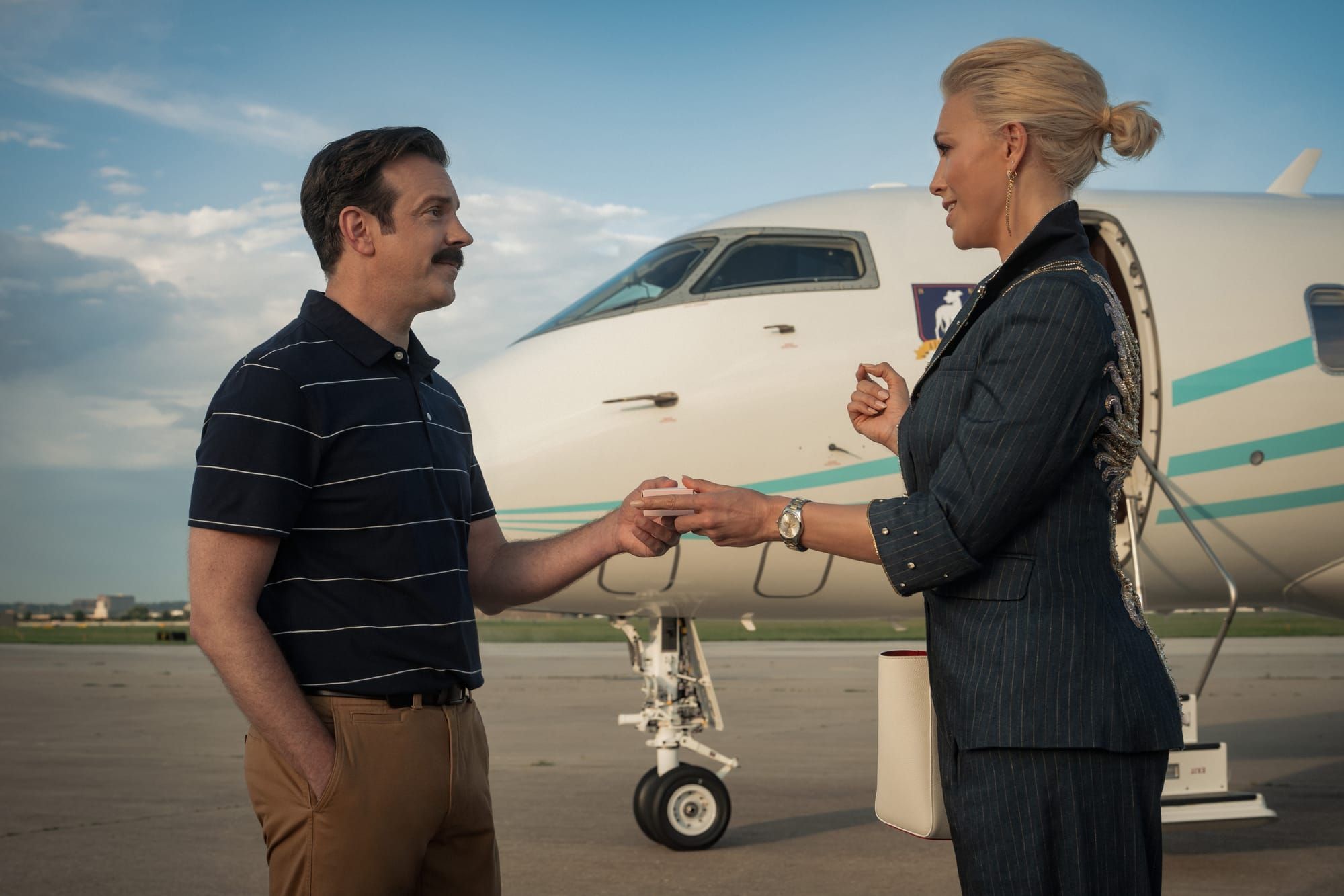 Jason Sudeikis als Ted Lasso und Hannah Waddingham als Rebecca Welton kehren in Staffel 4 zurück. (Bild: Apple)