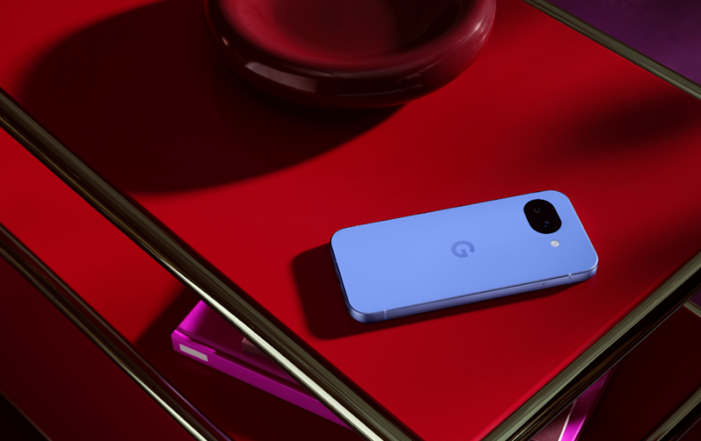 Das Google Pixel 10a in der Farbe Lavender. 