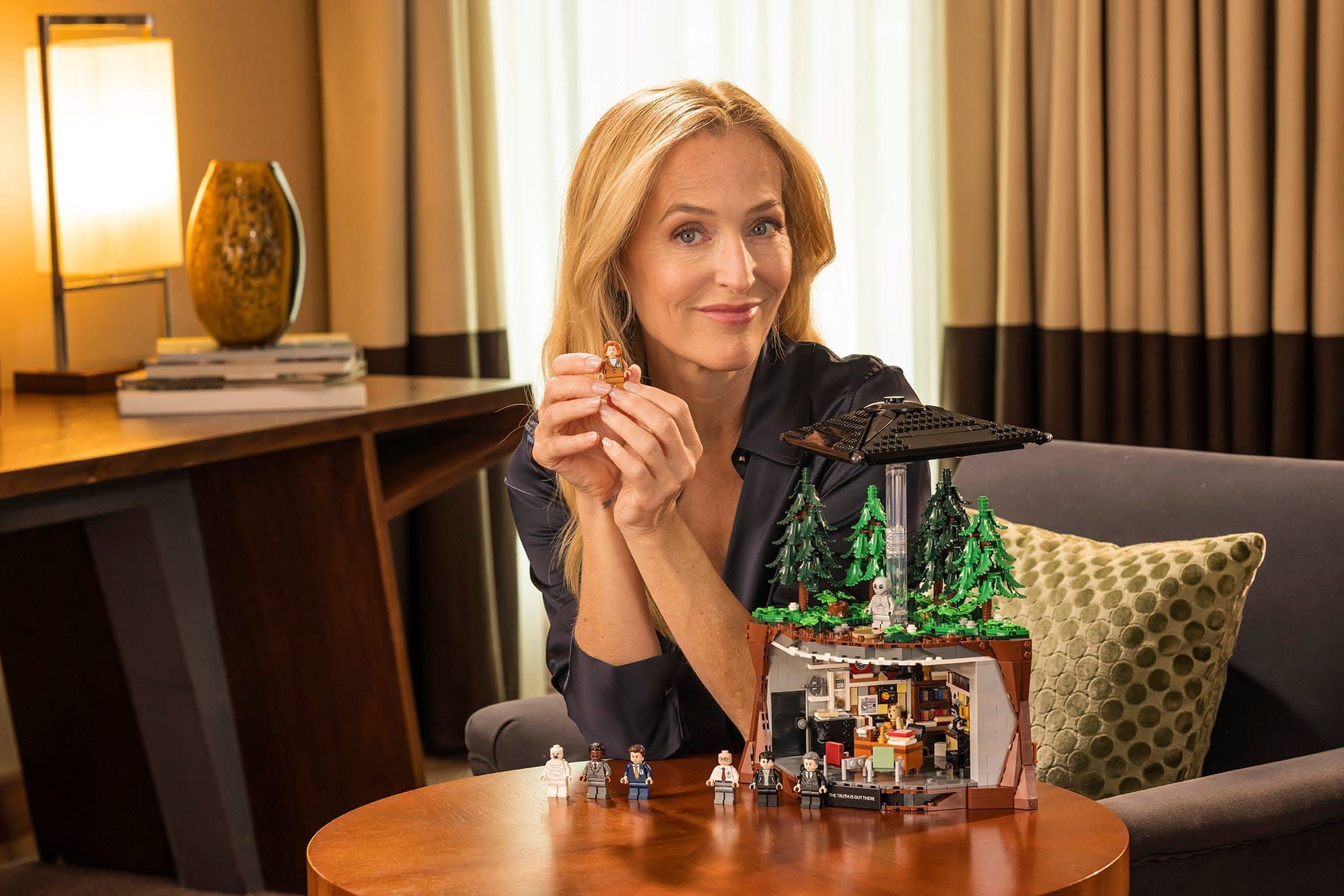 Scully-Darstellerin Gillian Anderson stellt das Lego-Set zu «Akte X» in einem Video vor.