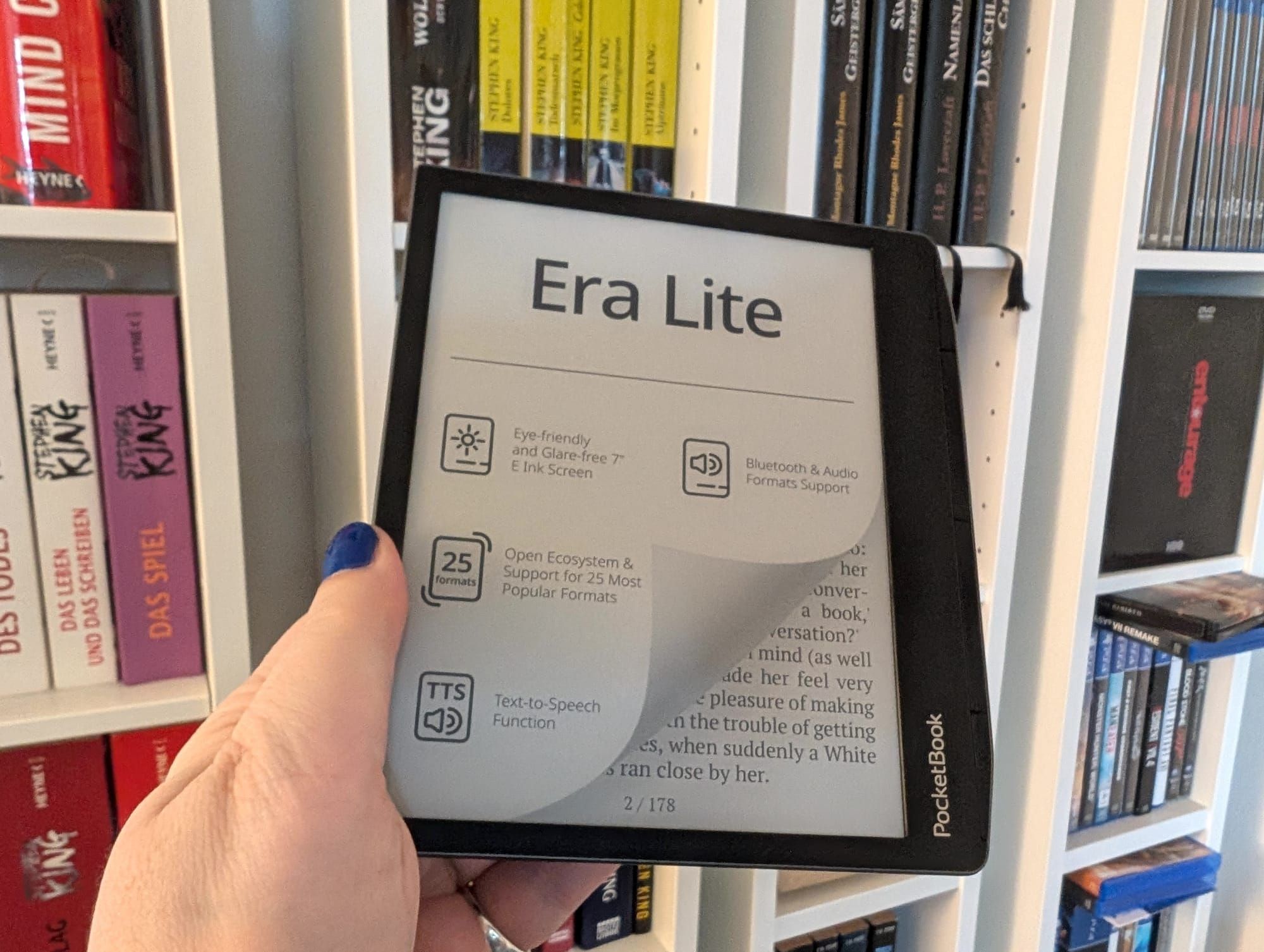 Liegt gut in der Hand und hat das Nötigste mit an Bord: Der PocketBook Era Lite.