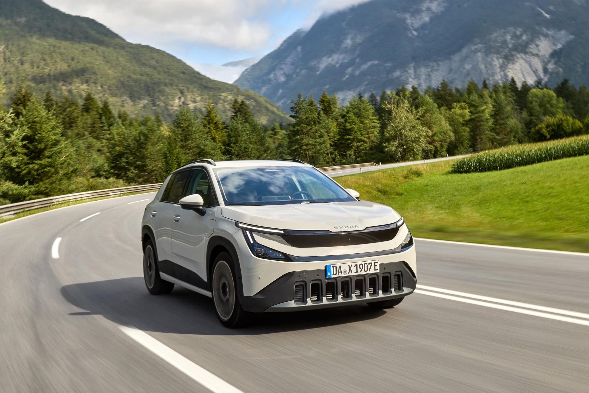 Der kompakte Elektro-SUV Skoda Epiq auf der Strasse. 