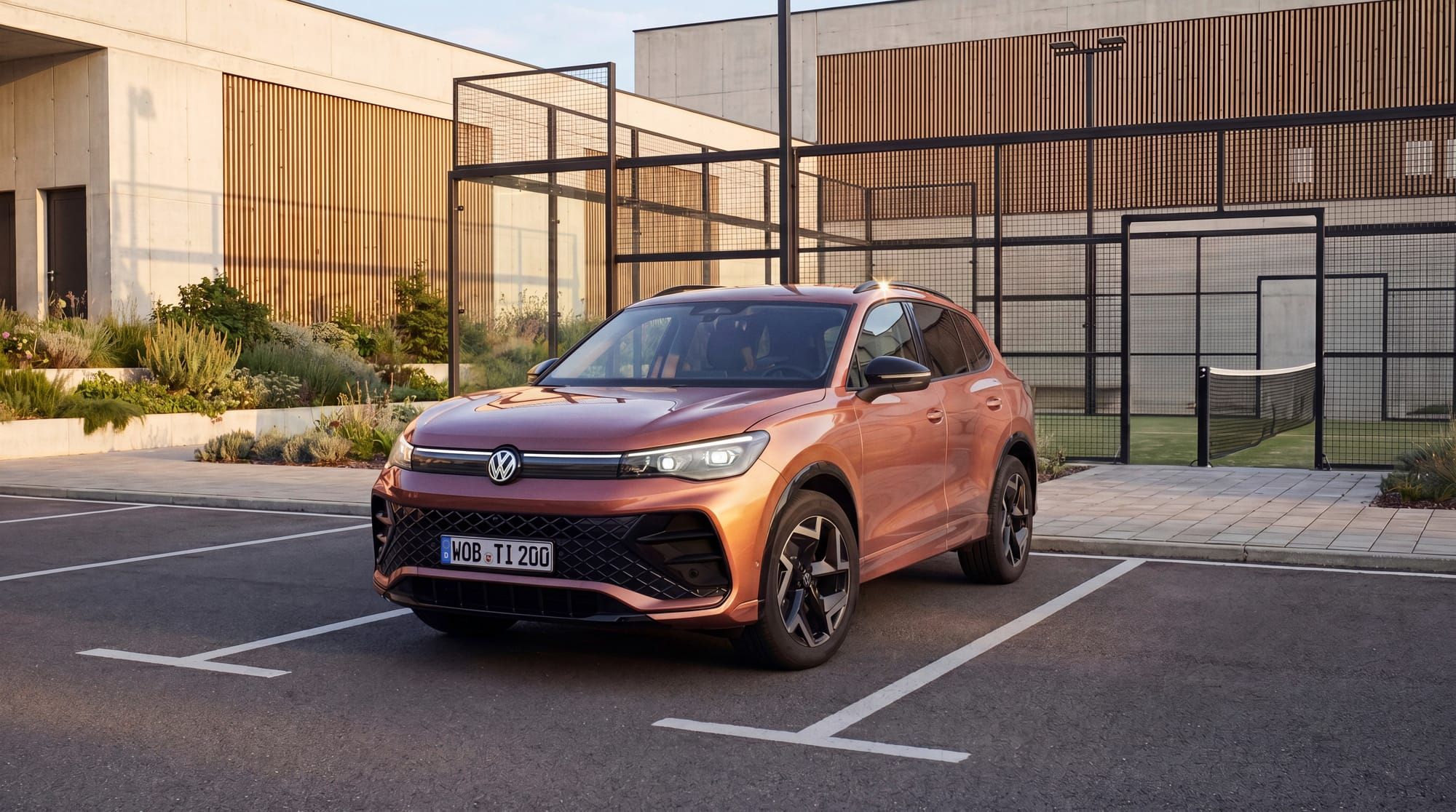 VW Tiguan mit Verbrennungsmotor in Orange
