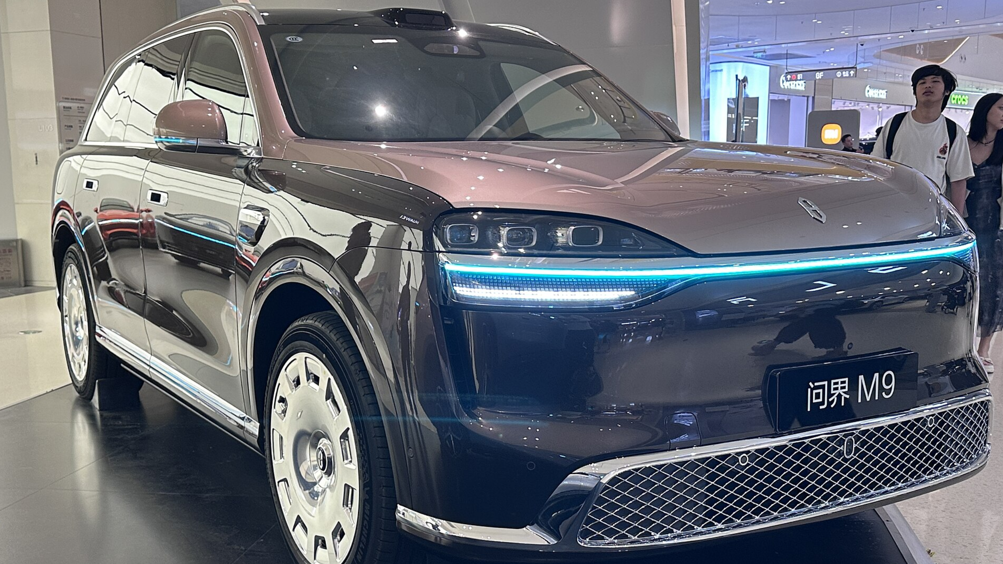 Der Aito M9 in der Farbe Schwarz, ausgestellt auf einer Automesse.