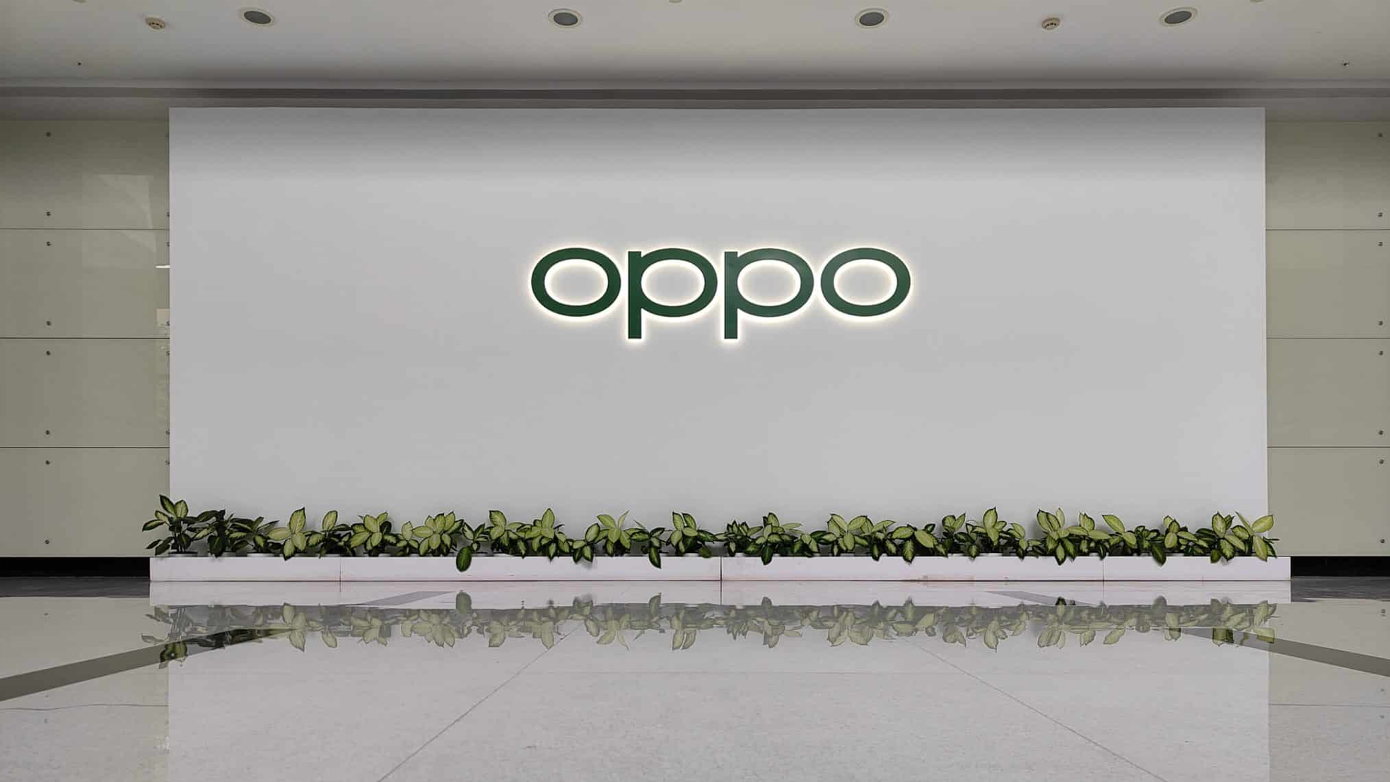 Das Oppo-Logo an einem Gebäude in einer Serverfarm in China.