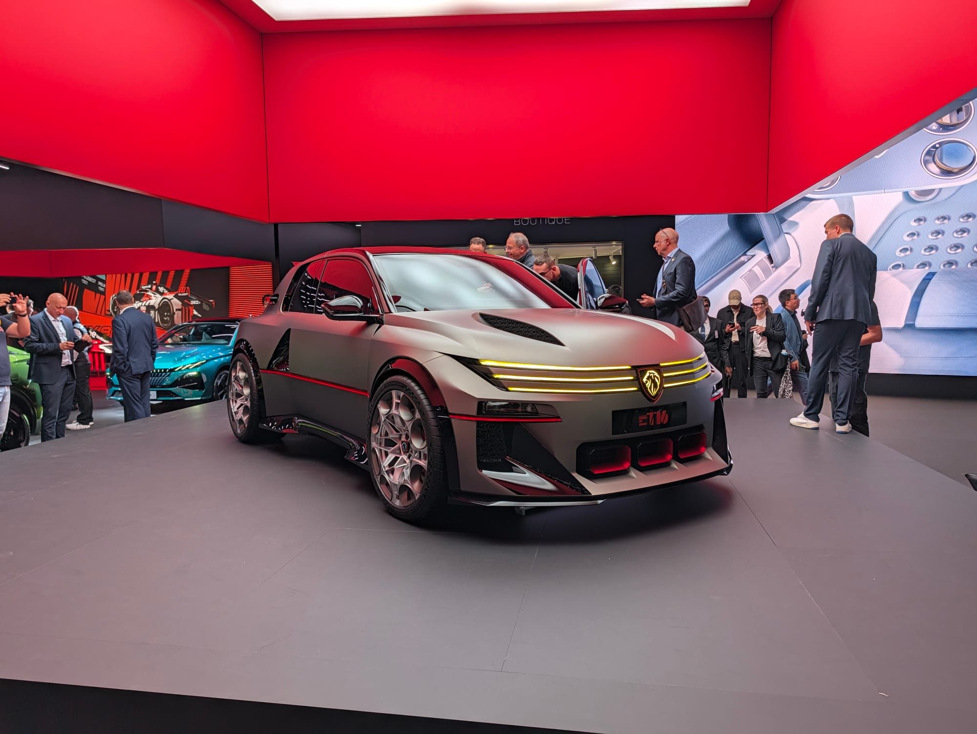 Auf dem Pariser Autosalon feierte der E-T16 Concept von Peugeot Premiere. 