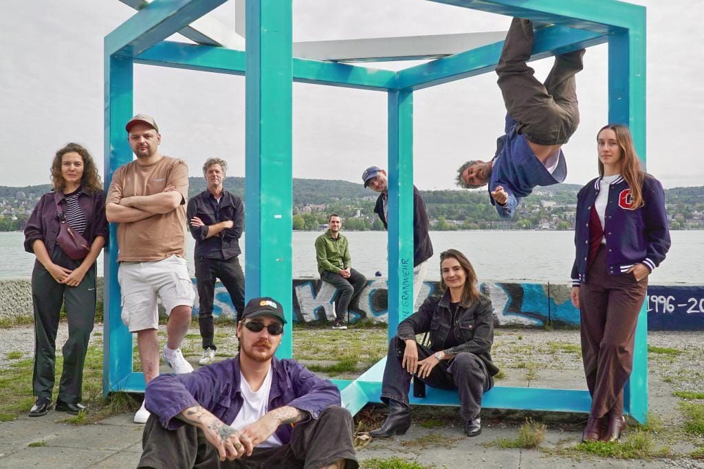 Die «Tschugger»-Crew rund um Hauptdarsteller David Constantin (rechts, hängend).